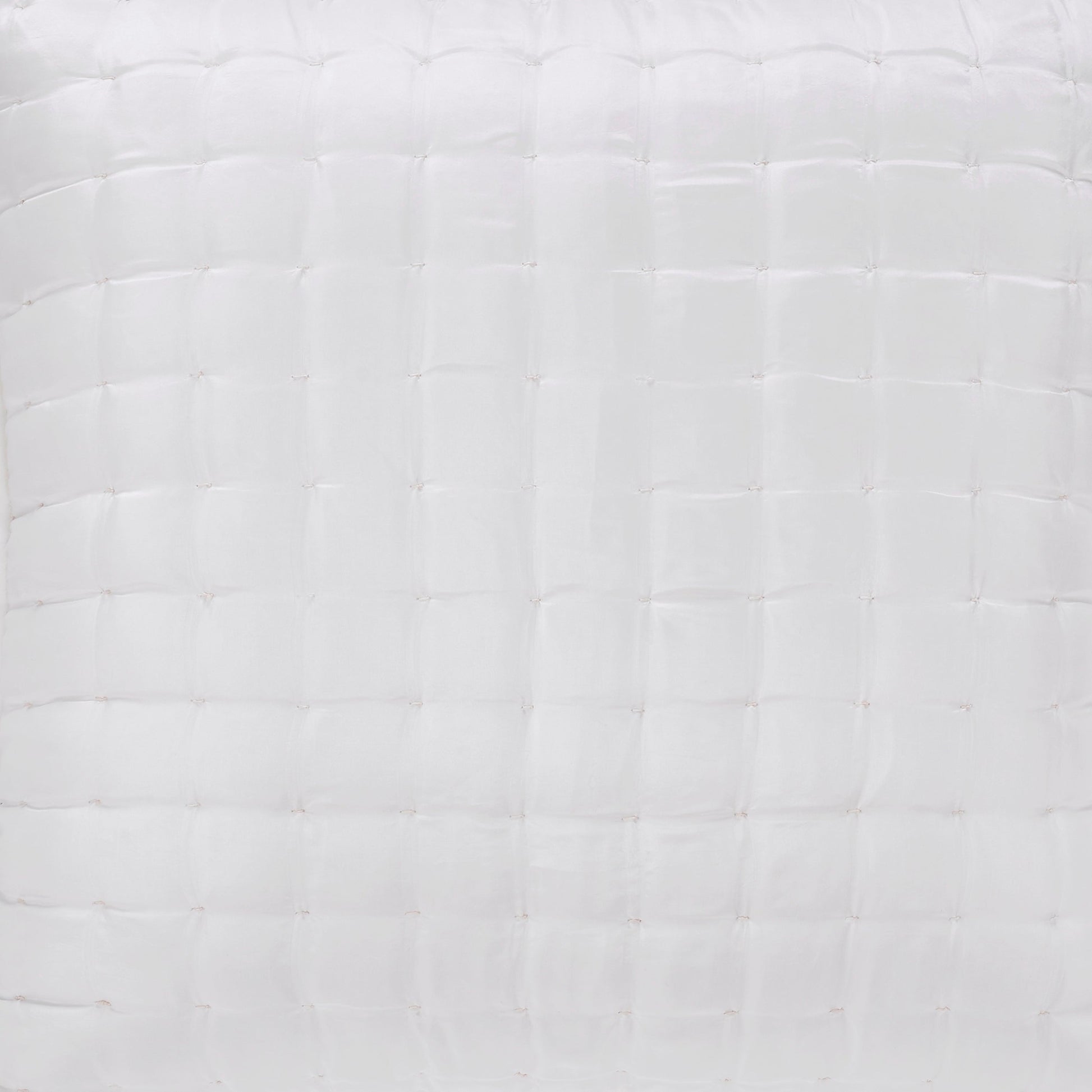 ES-332-2626_2|Detailed close-up of a soft white quilt, featuring a simple yet elegant square quilted pattern and plush texture.
