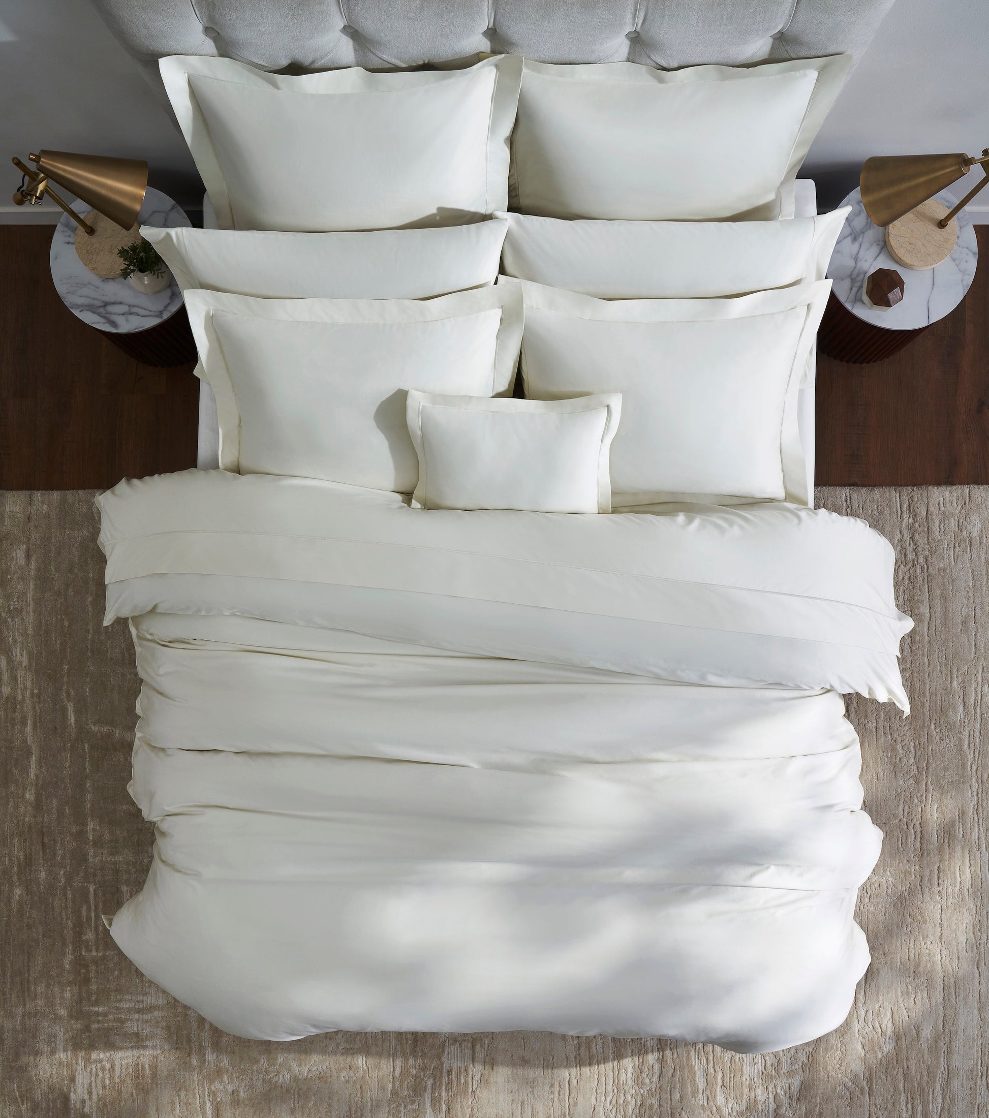 DT-064-9092_3|Pristine white duvet cover for a luxurious bedding ensemble. Crisp, clean design, promising a comfortable sleep experience.