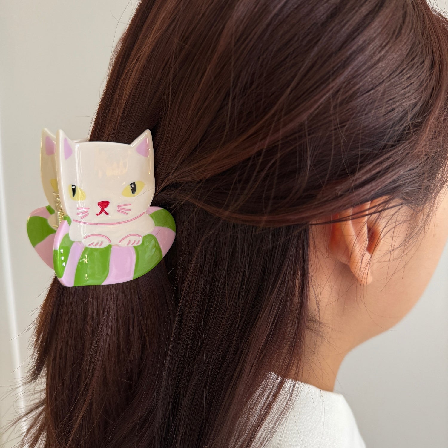 This Kitty is an hedonist, he just vacations, he goes from Jeju Island to Oaxaca beaches to swin in his trendy and cool donut floaty. Have lots of fun this summer with our Vacation Kitty Hair Claw.