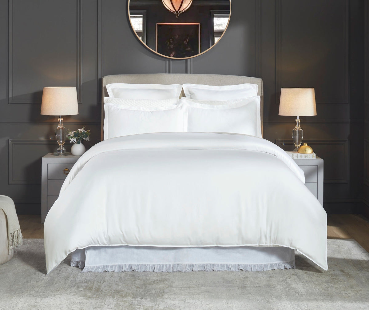 DT-045-X_1|Crisp white sheet set on a luxurious bed, including soft flat sheets and elegant pillowcases, creating a clean aesthetic.