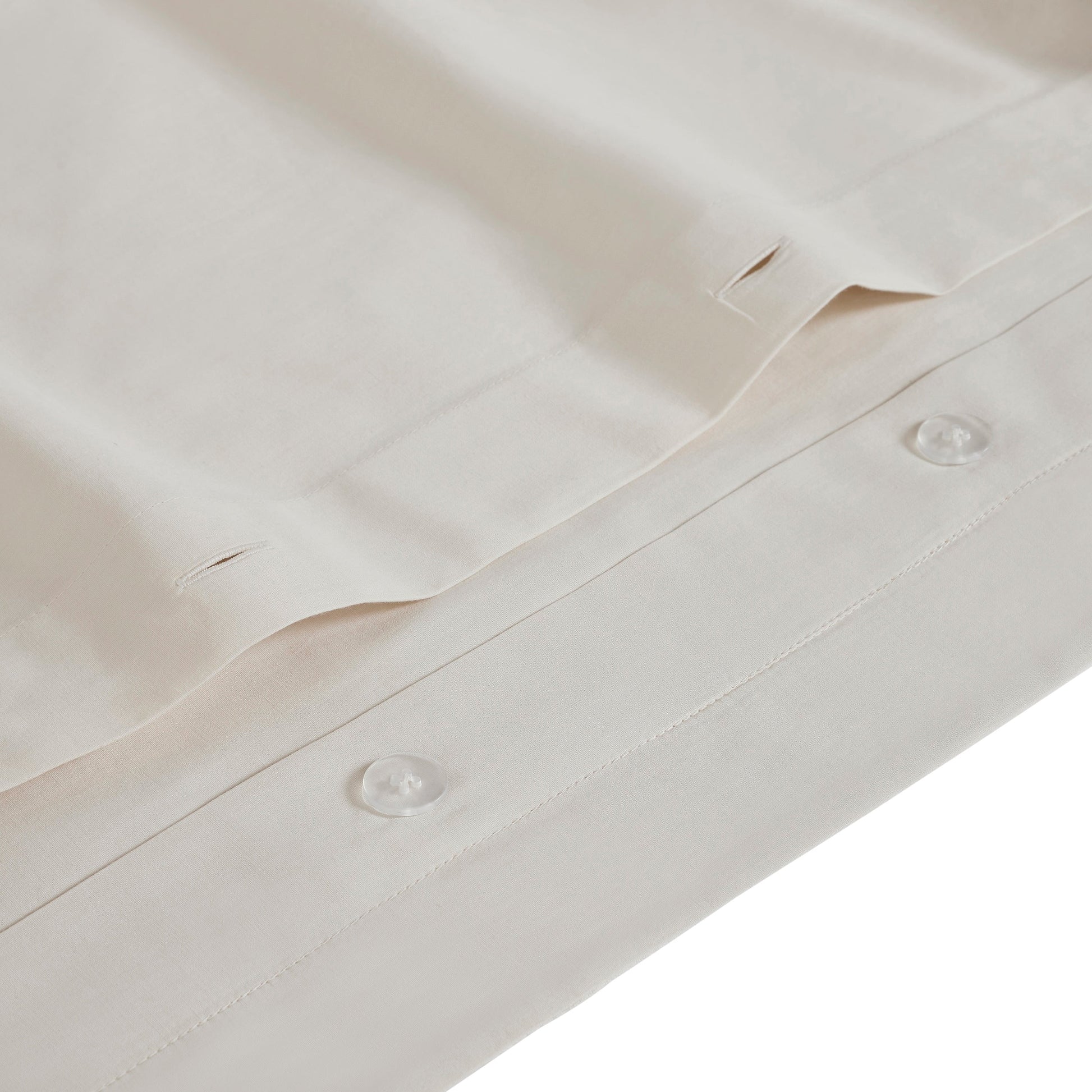 DT-068-9092_10|Detailed close-up of a light beige duvet cover with elegant button closures, highlighting quality fabric for serene bedroom comfort.
