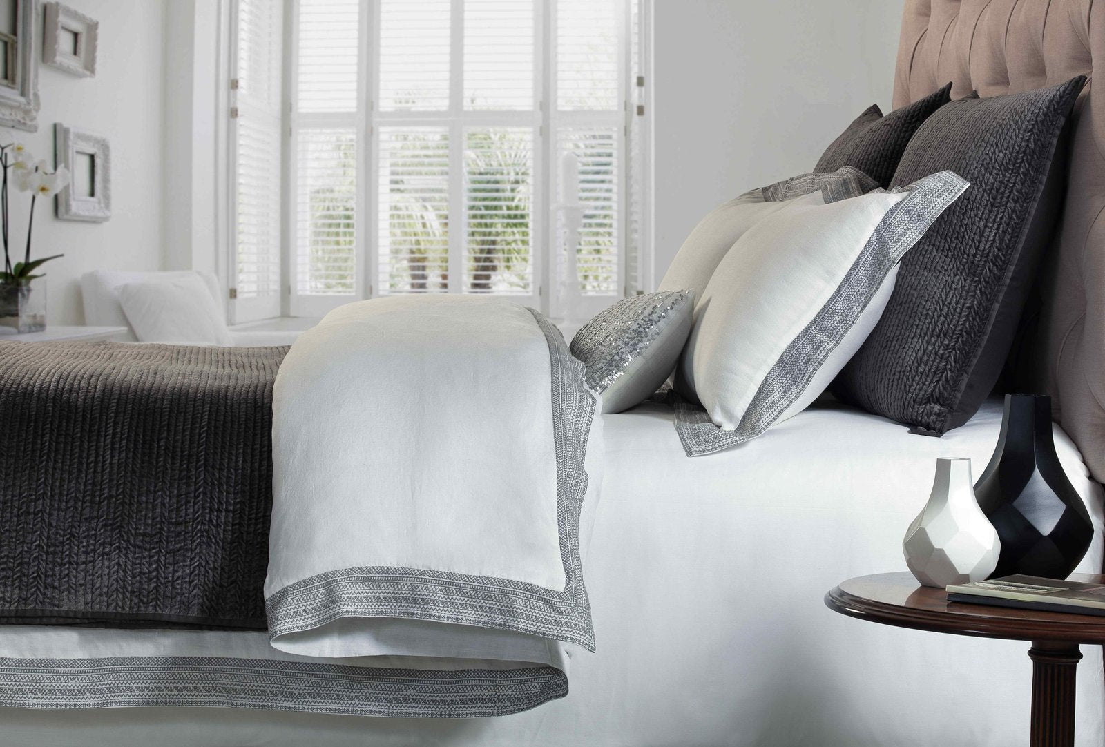 DT-010-10692_1|Crisp white linen duvet cover featuring a chic grey patterned border, perfect for a contemporary luxurious bedroom design.