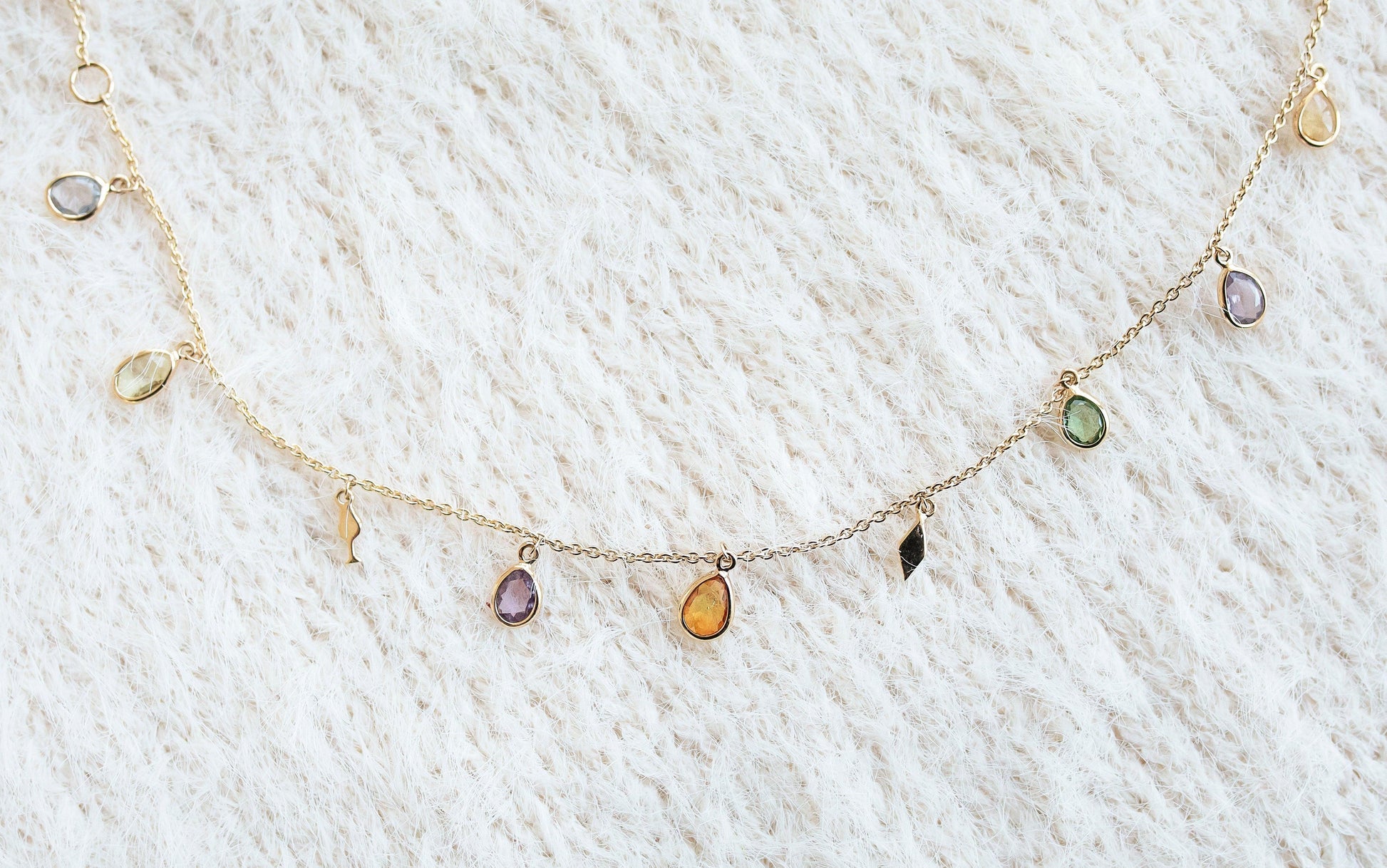 Zuvan Bracelet minimal everyday fine jewelry in solid gold and sterling 925 silver with natural gemstones.