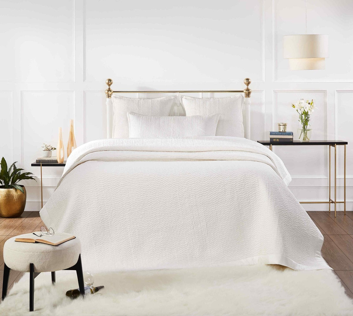 CL-165-X_1|Elegant white quilted bedding set, offering sophisticated texture and luxurious comfort to enhance any modern bedroom.