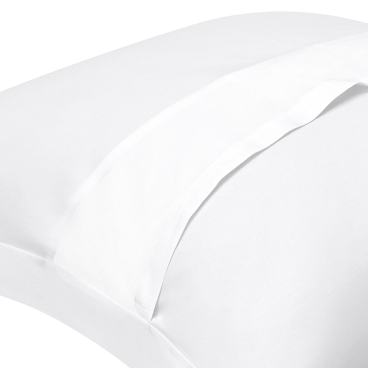 KS-070-2036_5|Close-up of a crisp white duvet cover with a tailored navy blue piping edge. Classic and elegant hotel collection bedding.