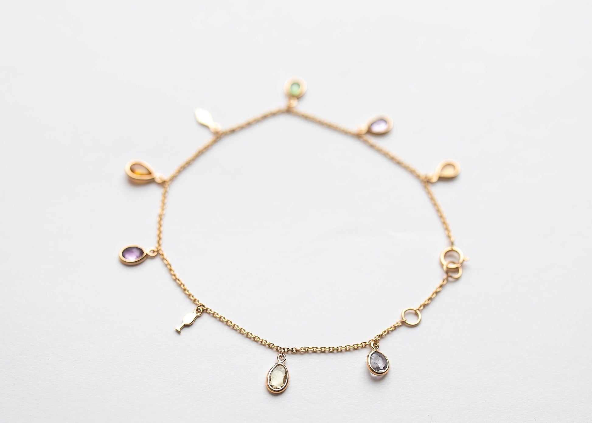 Zuvan Bracelet minimal everyday fine jewelry in solid gold and sterling 925 silver with natural gemstones.