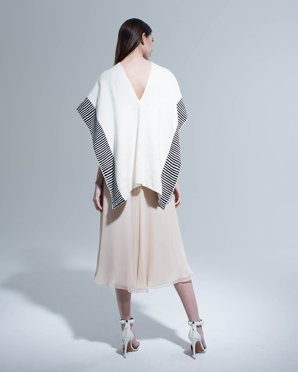 Model wearing a striped edge cotton manta, back view