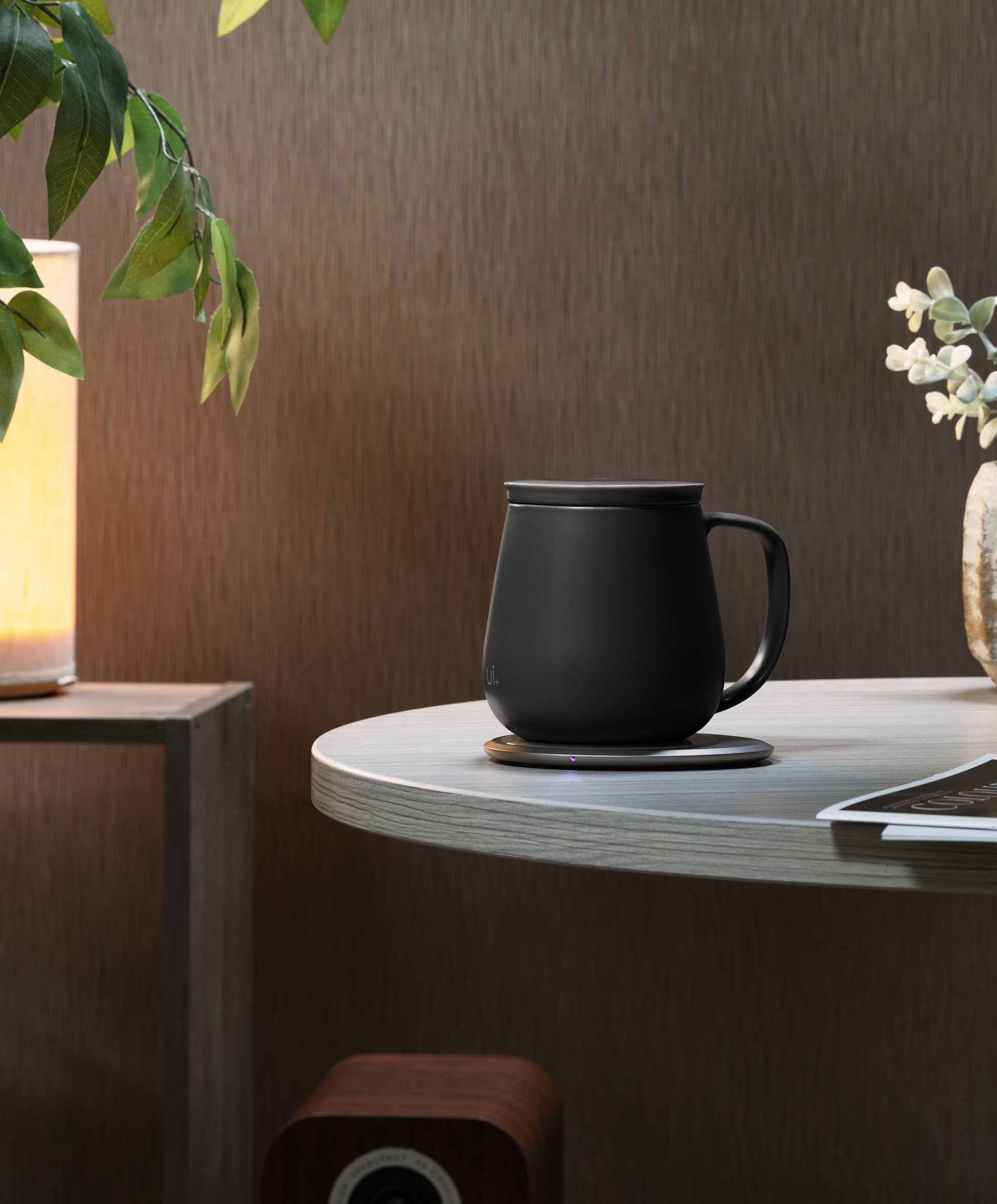 Ui+ self-heating ceramic mug set 18 fl oz / 532 mL in Inkstone Black with lid charging on OHOM Pad 3