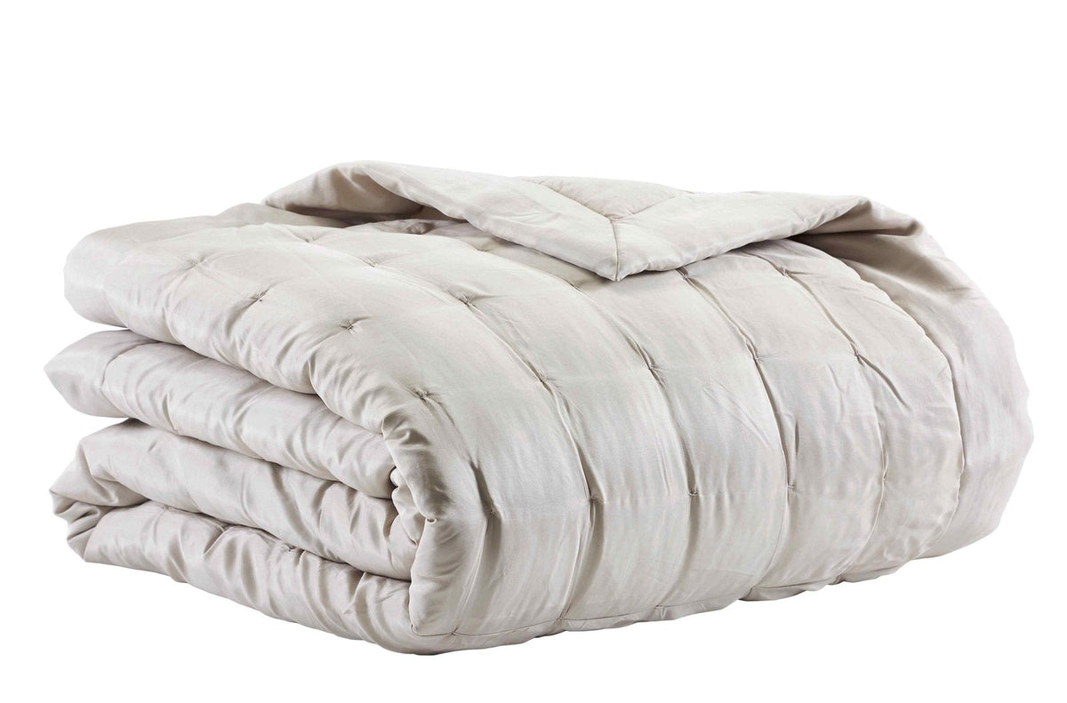 QT-334-11096_2|Soft, neutral light grey square-quilted quilt, folded neatly, offering cozy comfort and versatile bedroom style.