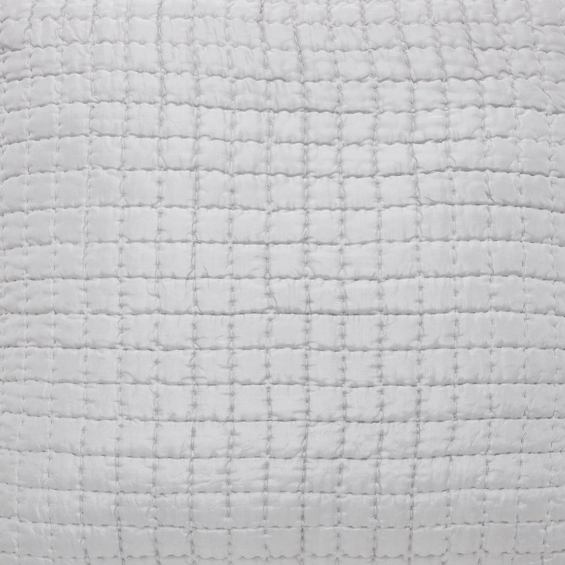 SS-177-2026-LOT1_2|Close-up of crisp white quilted coverlet fabric, highlighting its bold, uniform large square grid stitching.