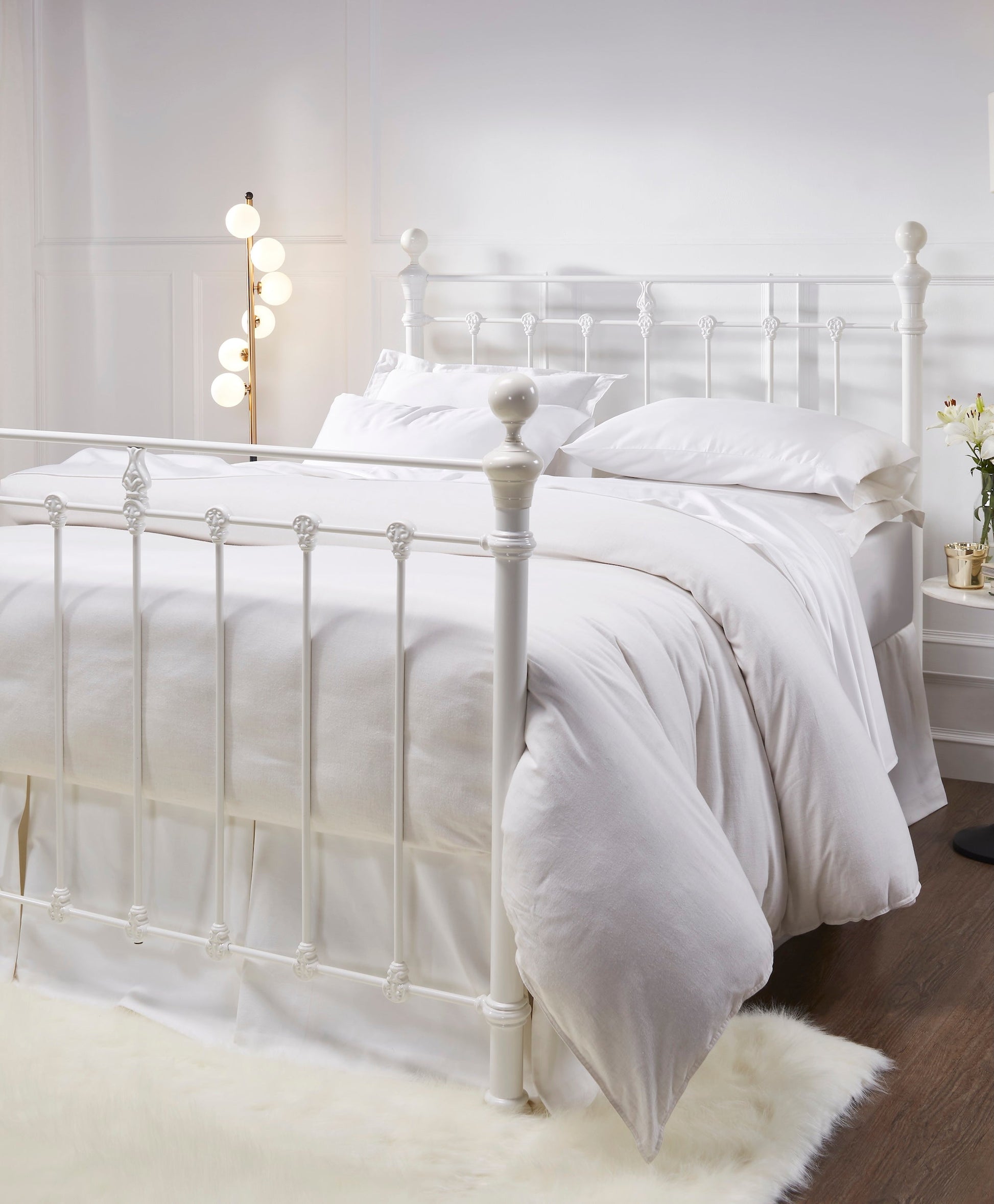 MB-201-7680_3|Close-up of white metal bed frame featuring ornate scrollwork. Classic design, perfect for elegant and sturdy sleep.