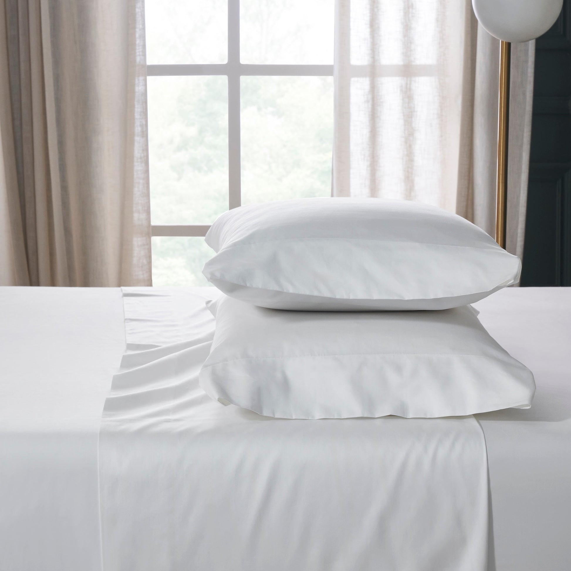 KSS-535-7880_2|Soft white 100% cotton flat sheet and matching pillowcases, showcasing pure cotton for a comfortable, breathable sleep experience.