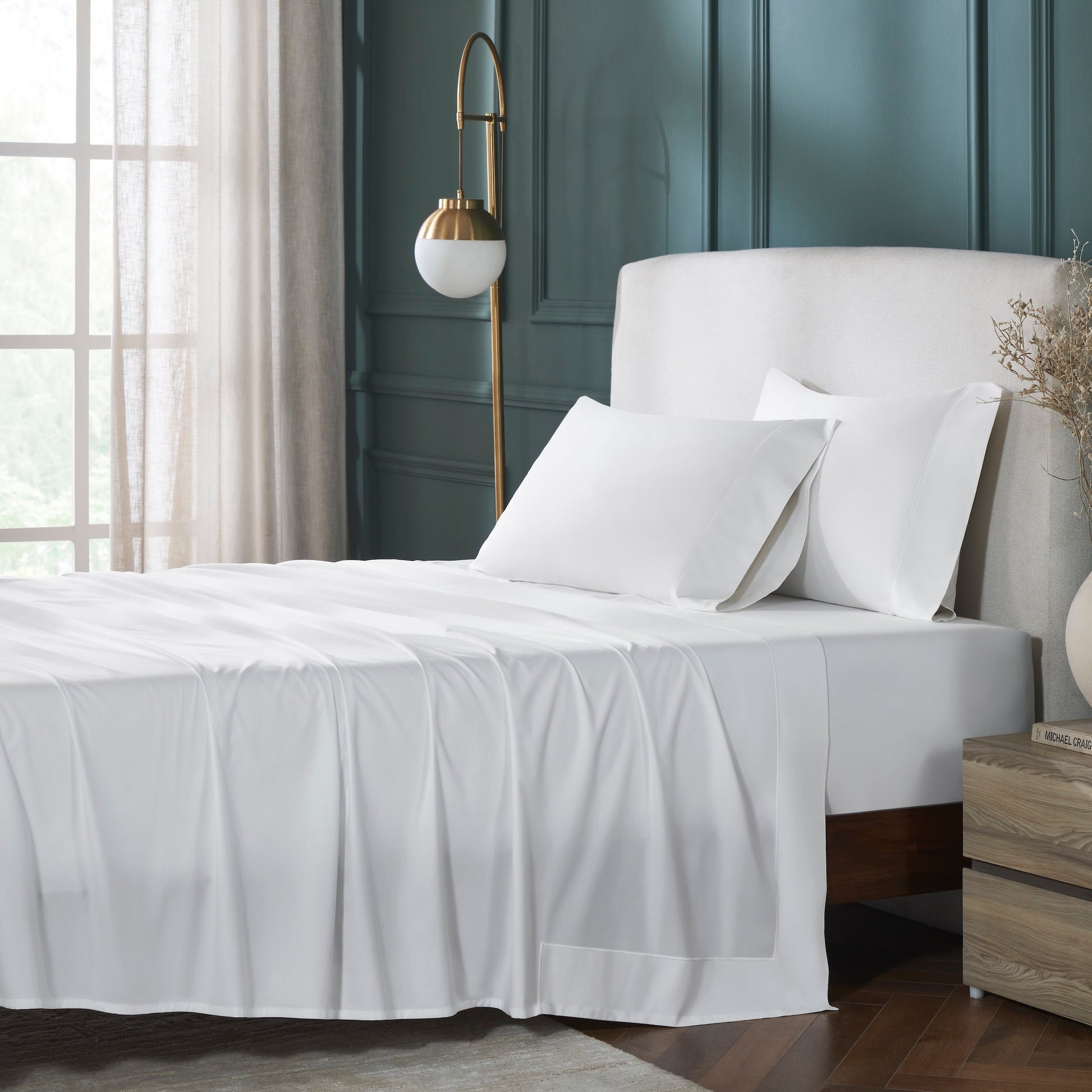 XFT-534-3980_2|Crisp white 100% cotton sheet set, featuring a flat sheet and two pillowcases with a smooth weave and subtle border detailing.