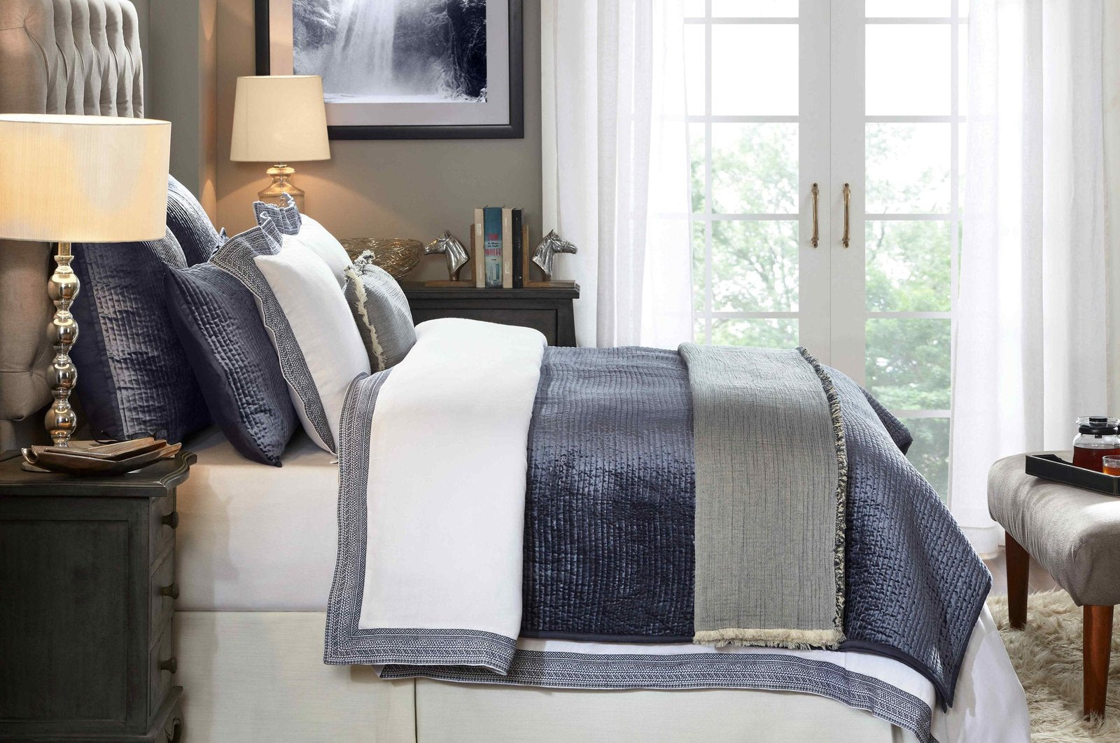 DT-016-9092_4|Crisp white duvet cover featuring a chic navy blue geometric patterned border, adding a modern and elegant touch.