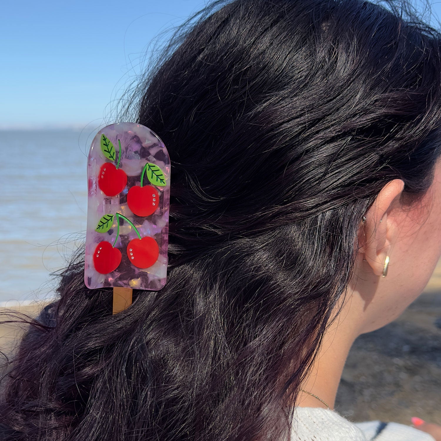 Keep it cool with our Cherry popsicle hair claw, with red cherries with crystals and pink translucent cellulose acetate. Handmade on cellulose acetate, with splice technique, exquisite miniature details and crystals, that are tied directly to its value and make them unique and special. 