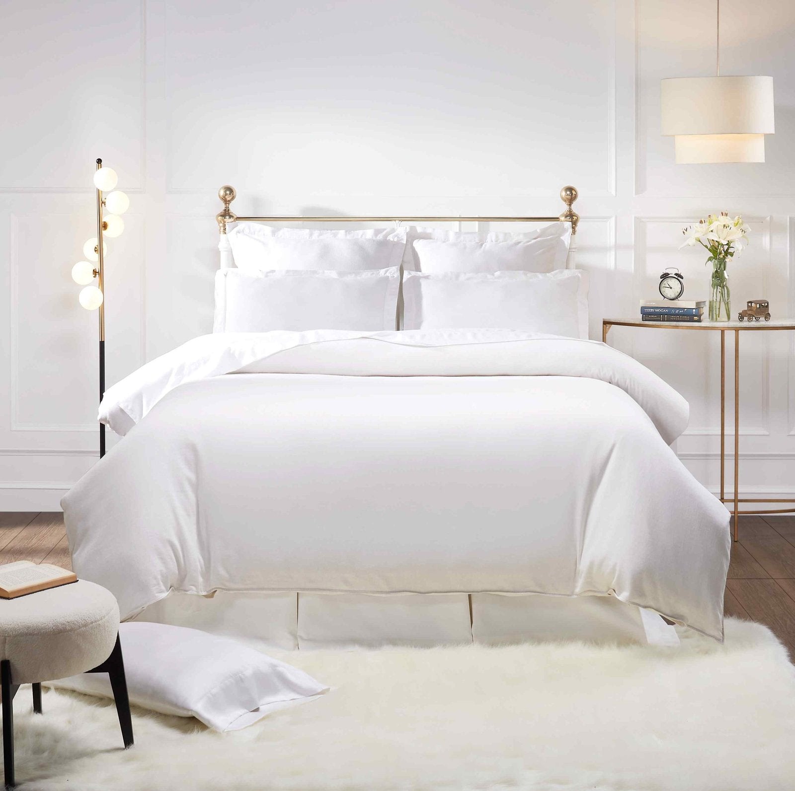 DT-023-9092_1|Elegant white duvet cover set, premium cotton, for a luxurious master bedroom decor. Plush bedding and comfort.