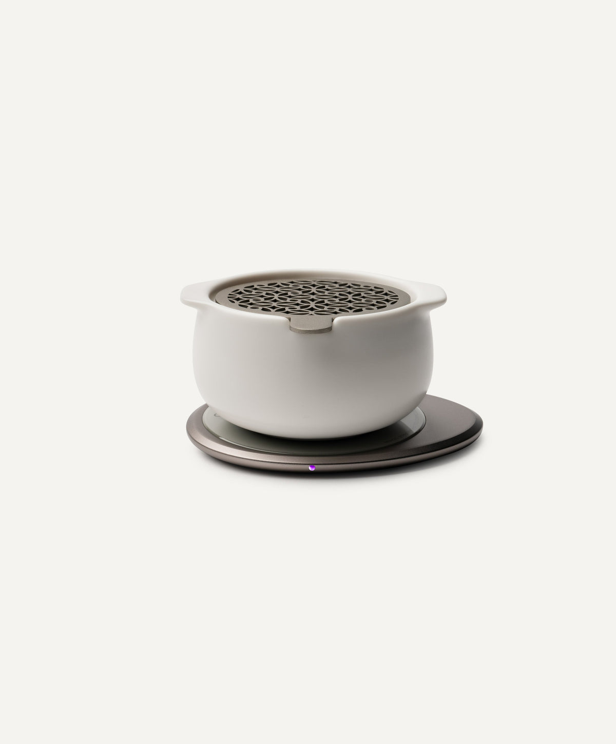 Jun Self-Heating Ceramic Diffuser 5 fl oz / 150 mL in Jasmine White with lid on Ohom Pad 3 