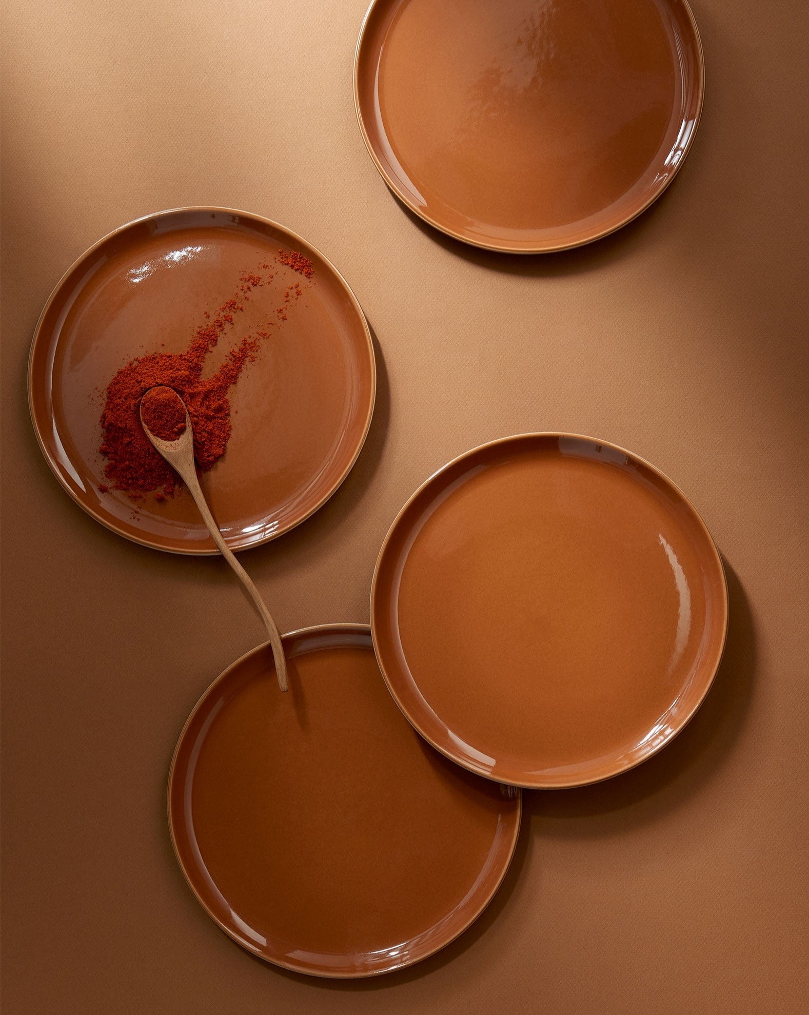 handmade, artisan made, matte terracotta/glazed terracotta, matte finish, plate, dinner plate, pasta plate, salad plate, assiette à diner, assiette à pate, salad plate, terracotta mat/glazed terracotta, artisan made fait à la main, arisanal, intemporel, design, EDAN, gharyan stoneware, ethically made, ethique, fair trade, commerce équitable, dinnerware, service de vaisselle, dinner set, dinnerware set, le gourmand, ensemble de vaissellelle