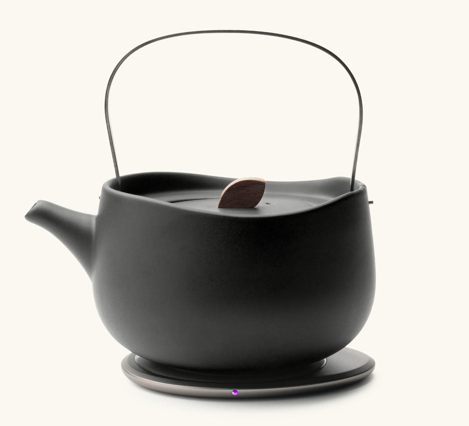 Leiph Self-Heating Ceramic Teapot Set 20 fl oz / 600 mL in Inkstone Black on Ohom Charging Pad 3