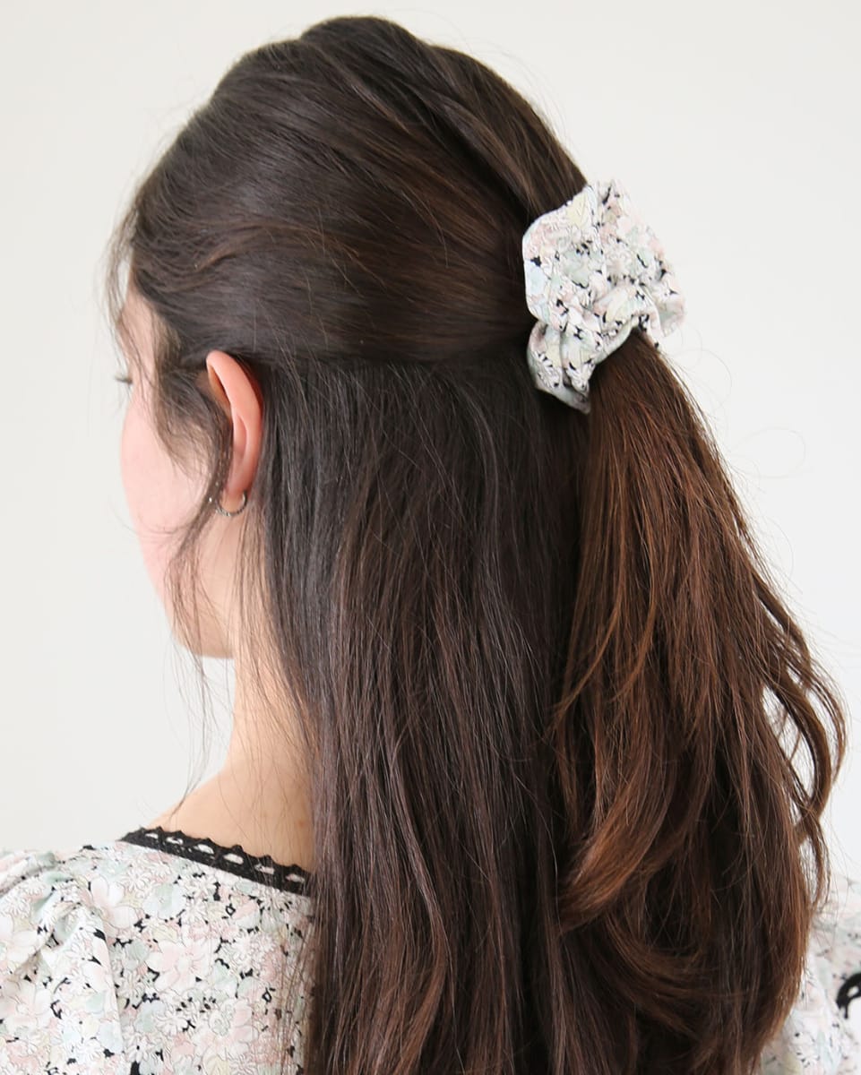 Scrunchie Black Blossom detail — premium cotton black blossom scrunchie