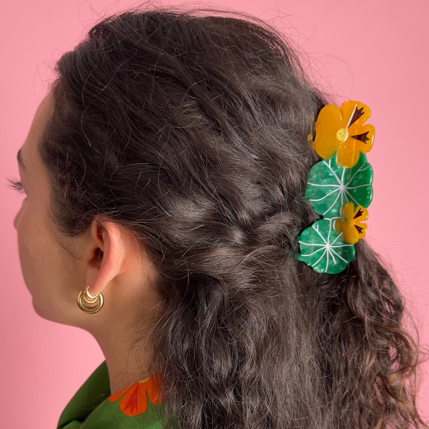 Nasturtium hair claw  green and orange on hair for  a floral look. Handmade on cellulose acetate, with splice technique, exquisite miniature details and crystals, that are tied directly to its value and make them unique and special. 