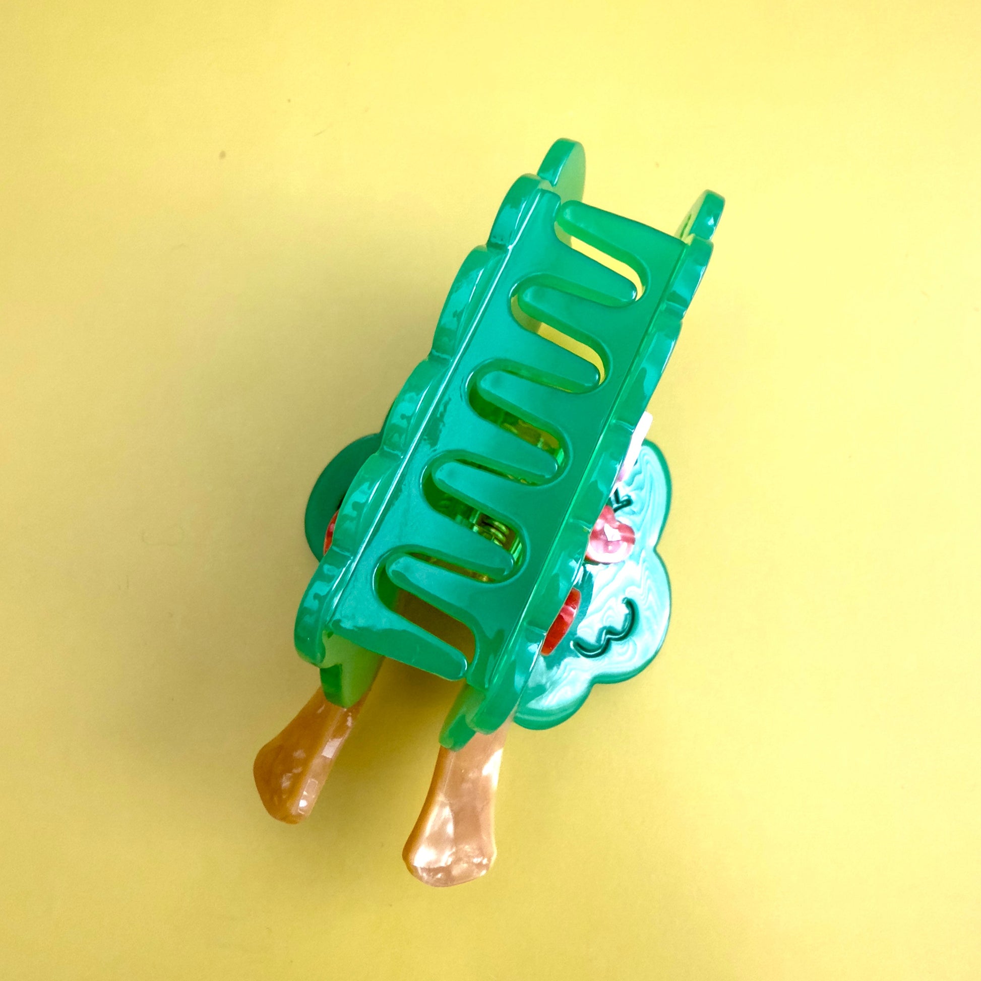 Imagine a Centinelle apple tree hair claw, its green branches reaching out like welcoming arms, adorned with blossoms in delicate shades of pink and red, filling the air with a sweet, enchanting perfume. 

As the seasons dance by, those blossoms mature into plump, ruby-red apples, glistening in the sun, a vibrant celebration of nature's bounty, ready to help you keep that hair bun in place.