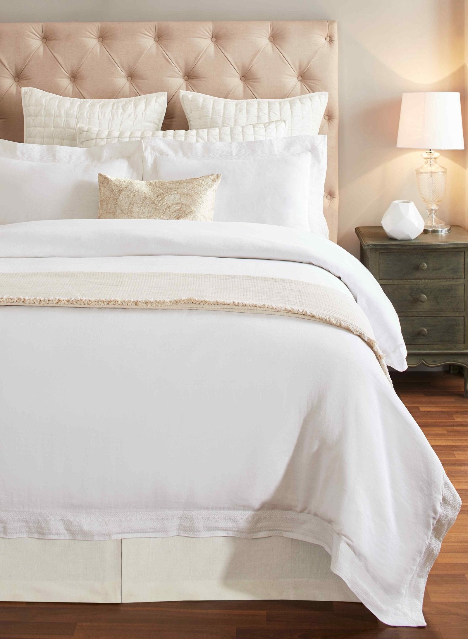 DT-015-9092_3|Crisp white luxury duvet cover, hotel-style bedding for a serene bedroom aesthetic, comfortable and elegant design.