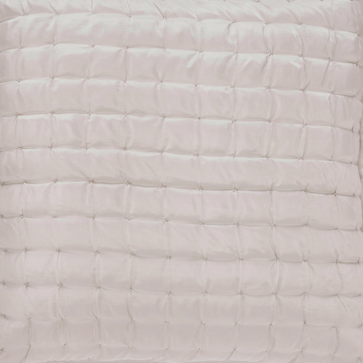 QT-334-11096_6|Close-up of a soft, light beige quilt featuring a detailed square tufted pattern, perfect for cozy bed layering.