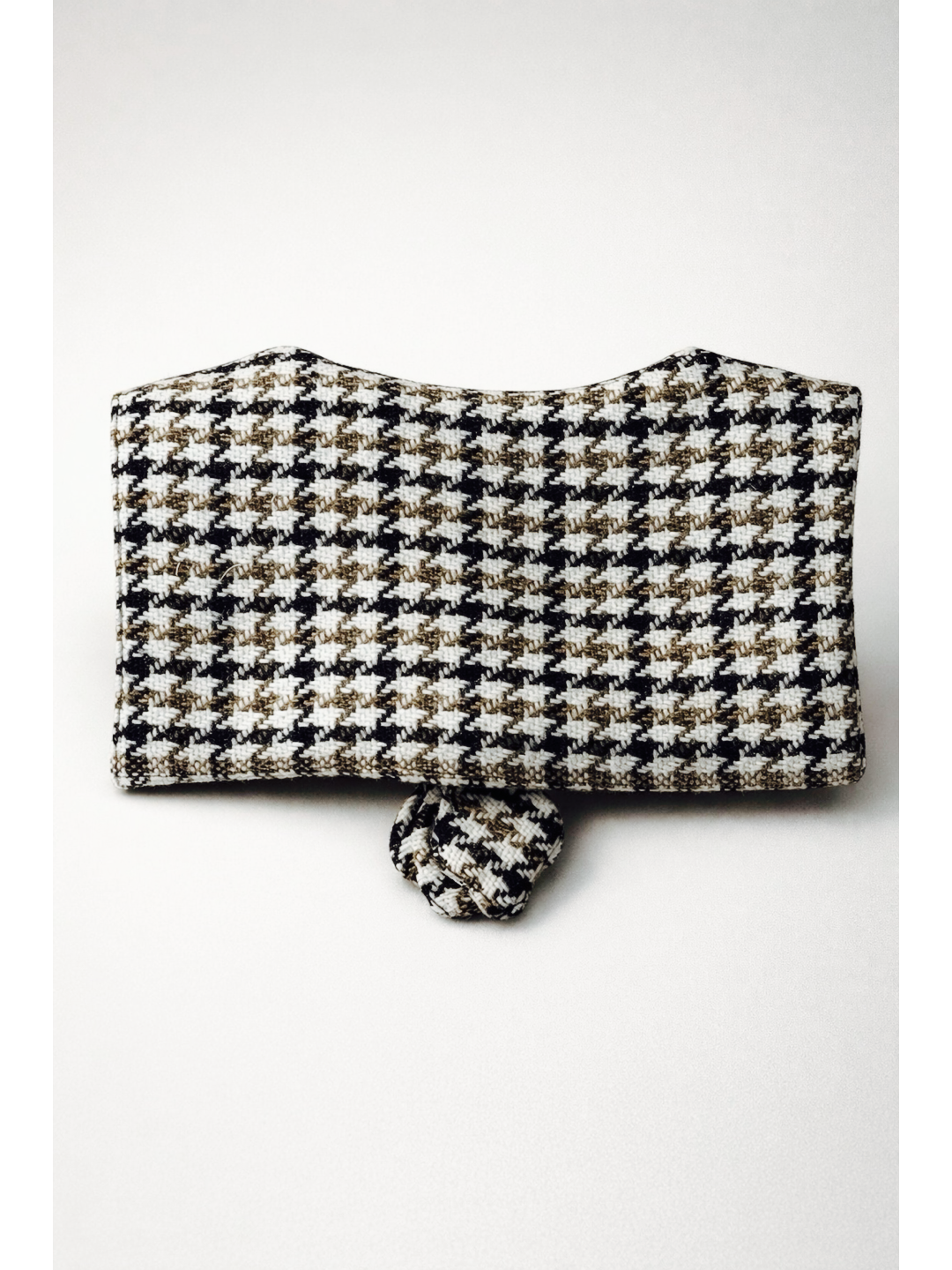 Houndstooth patterned sailor collar on a white background