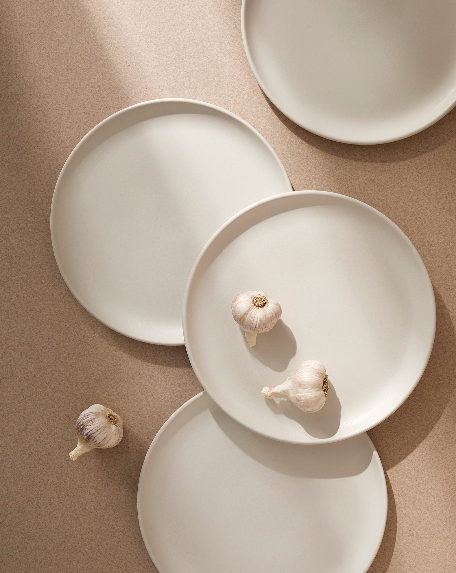 handmade, artisan made, matte white, matte finish, plate, dinner plate, flat plate, assiette plate, assiette à diner, BLANC mat, artisan made fait à la main, arisanal, intemporel, design, EDAN, gharyan stoneware, ethically made, ethique, fair trade, commerce équitable, dinnerware set, le gourmand, ensemble de vaisselle