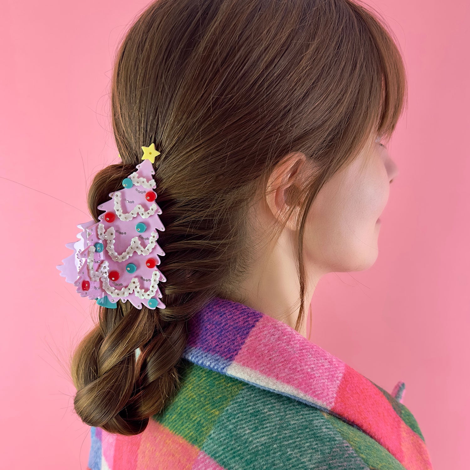 Centinelle Pink Christmas Tree Twinkly lights and frosting decorations are just right to get festive this holiday with strong hardware