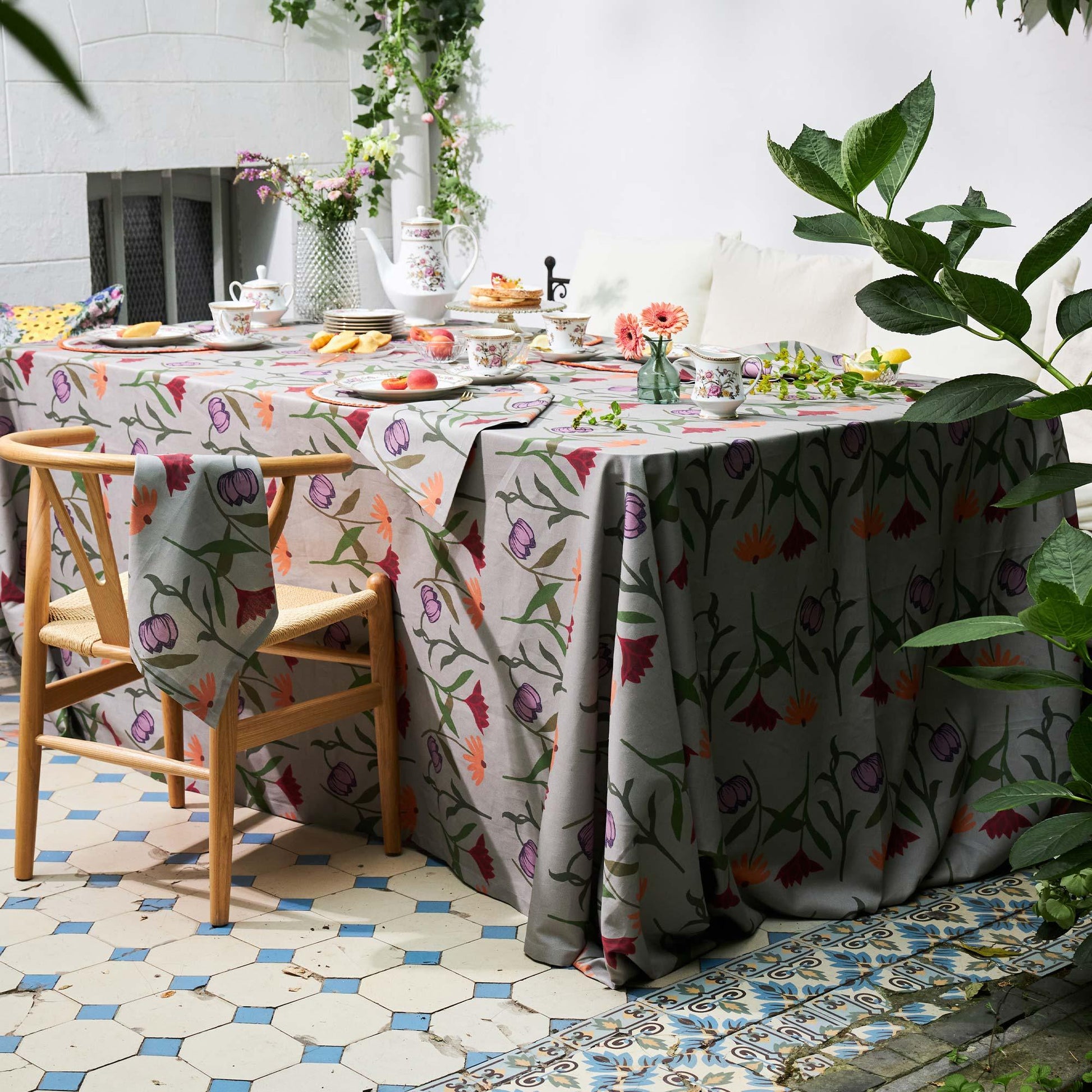 Tablecloth Picnic on the Meadow - Sophie Williamson Design