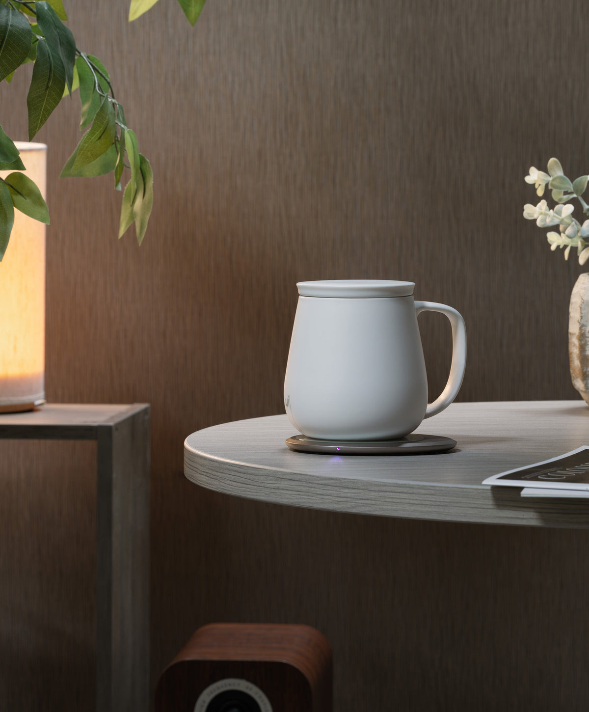 Ui+ self-heating ceramic mug set 18 fl oz / 532 mL in Jasmine White with lid charging on OHOM Pad 3