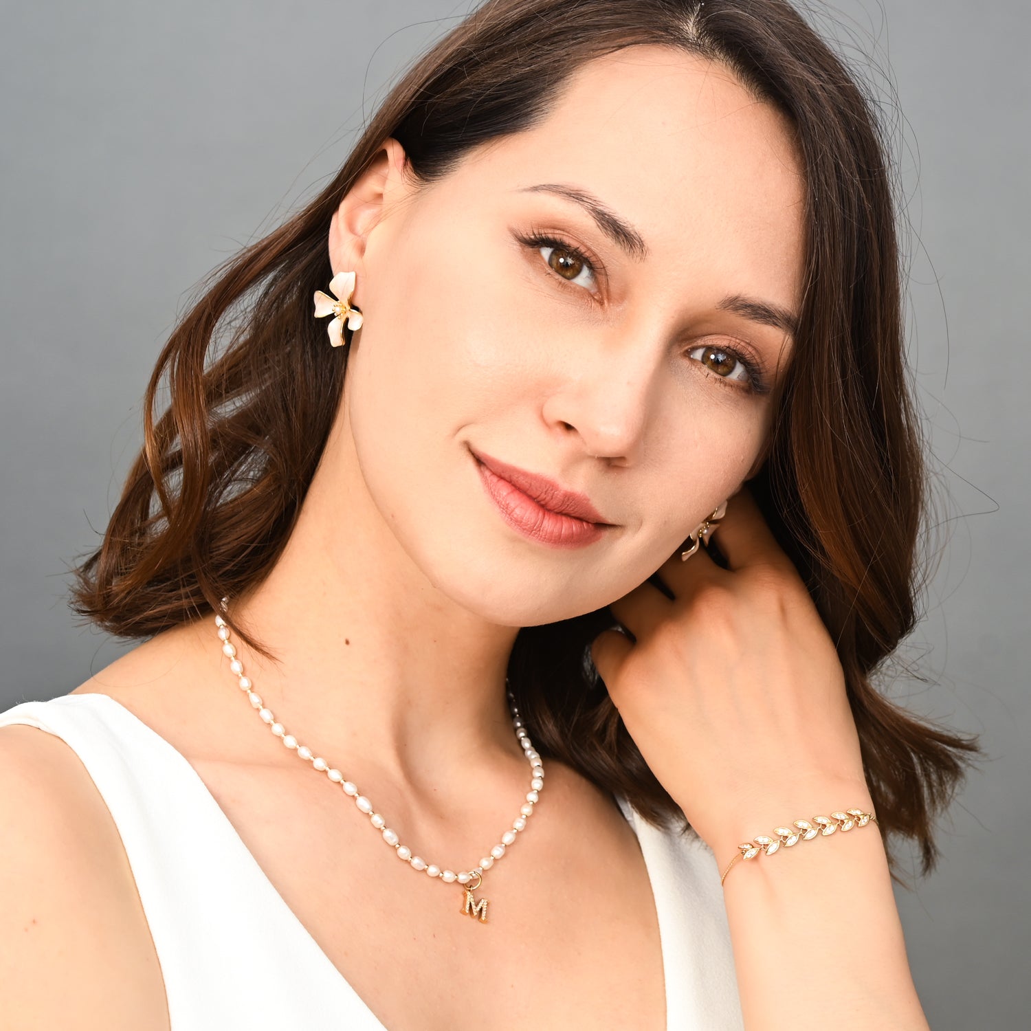 Woman wearing a bridal jewelry set, gold jewelry sets, shining jewelry, hand crafted jewelry, freedom business