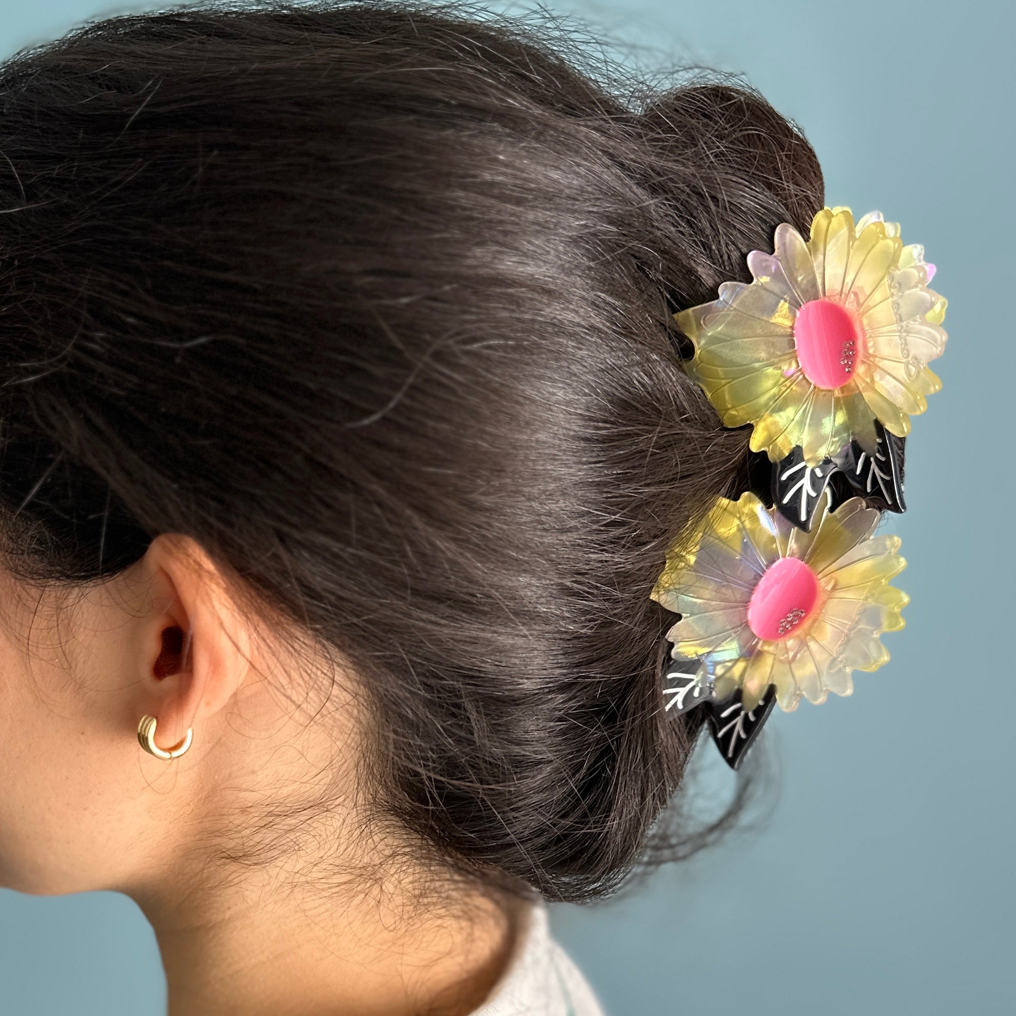 white and yellow iridiscent hair claw with pink and black, for a floral look from centinelle. Handmade on cellulose acetate, with splice technique, exquisite miniature details and crystals, that are tied directly to its value and make them unique and special. 