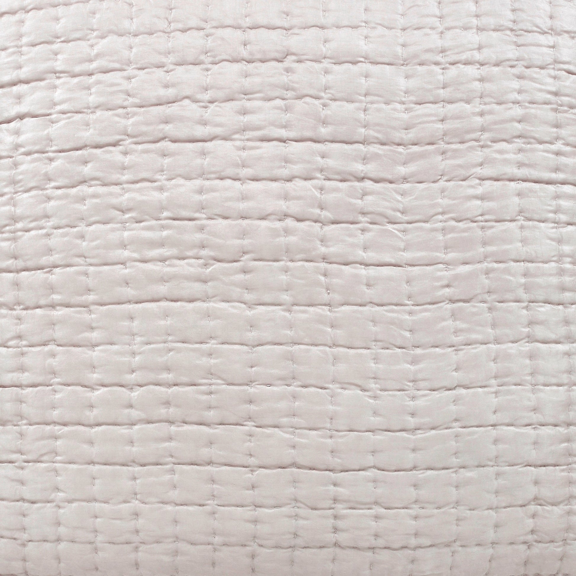 CL-178-9496_2|Close-up of a soft beige grid quilted coverlet texture, highlighting its inviting, cozy, and detailed design.