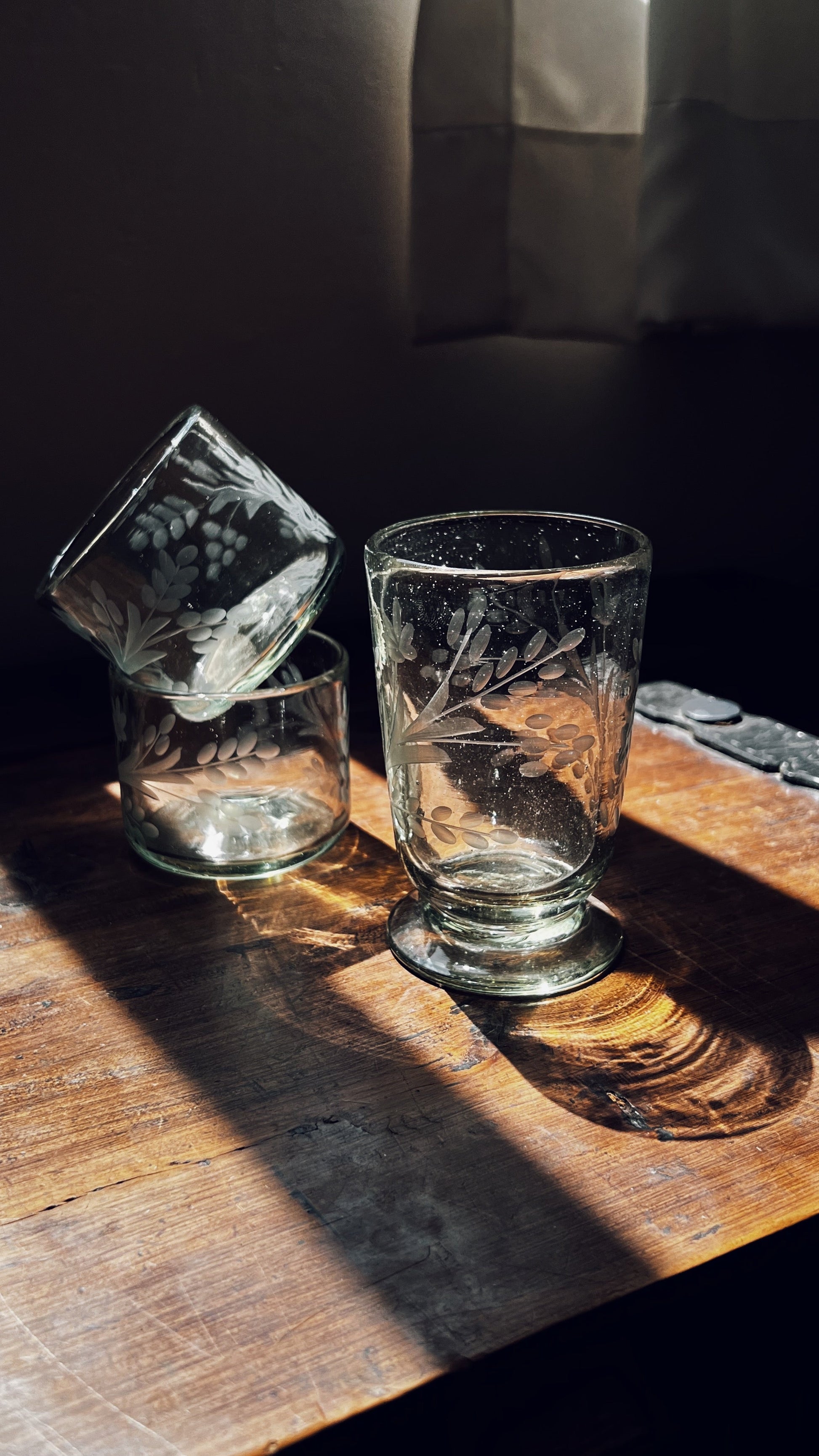 Hand-etched blown footed glass filled with water, suitable for wine, tea, and everyday use
