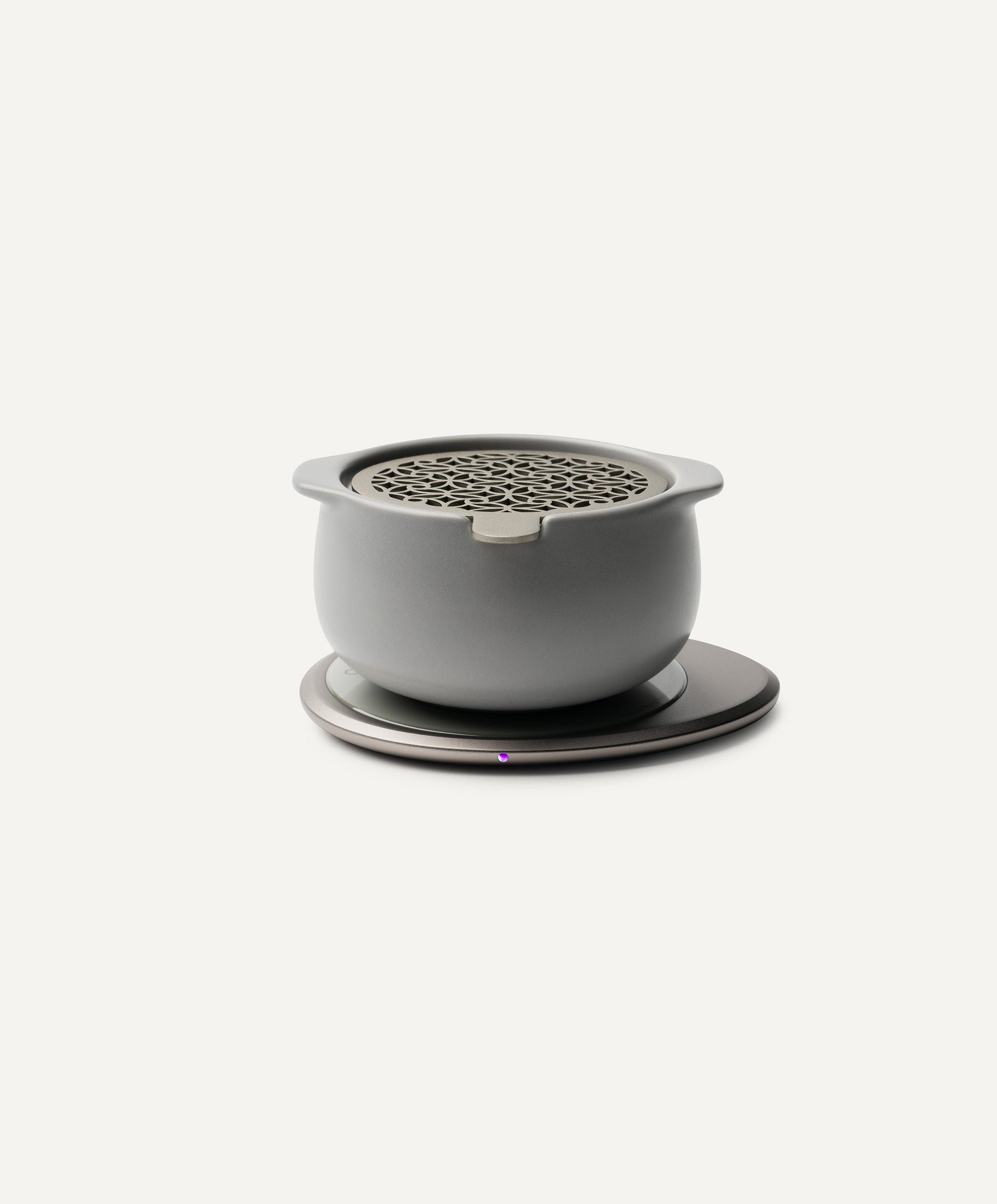 Jun Self-Heating Ceramic Diffuser 5 fl oz / 150 mL in Soft Gray with lid on Ohom Pad 3 