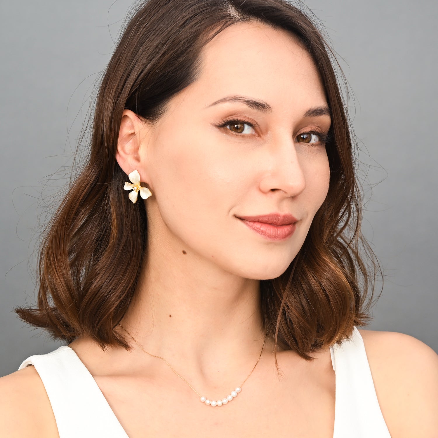 Woman wearing gold necklace with pearls, women's artisan jewelry, high quality jewelry sets