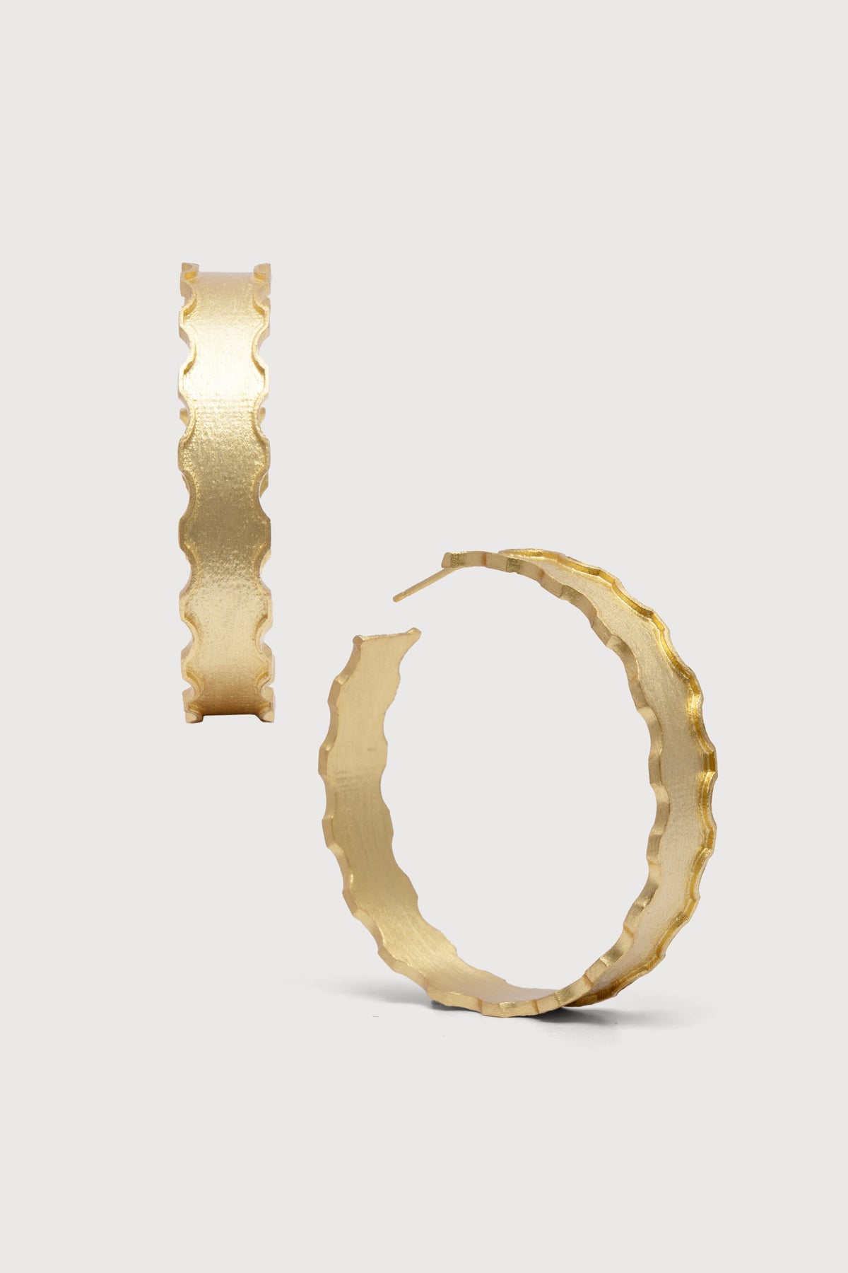 LARGE SCALLOPED HOOP EARRINGS Gold