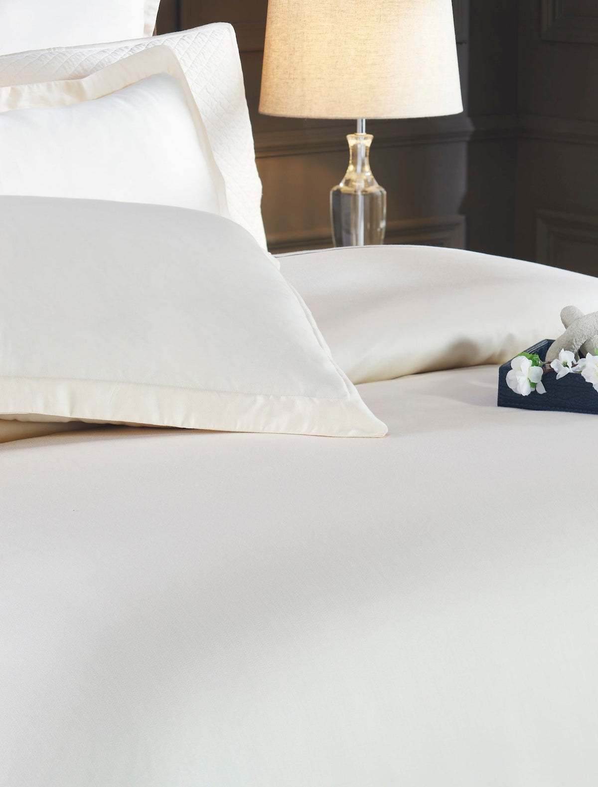 DT-046-9092_4|Ultra close-up of a premium elegant cream cotton duvet cover fabric, highlighting its smooth texture and luxurious quality.