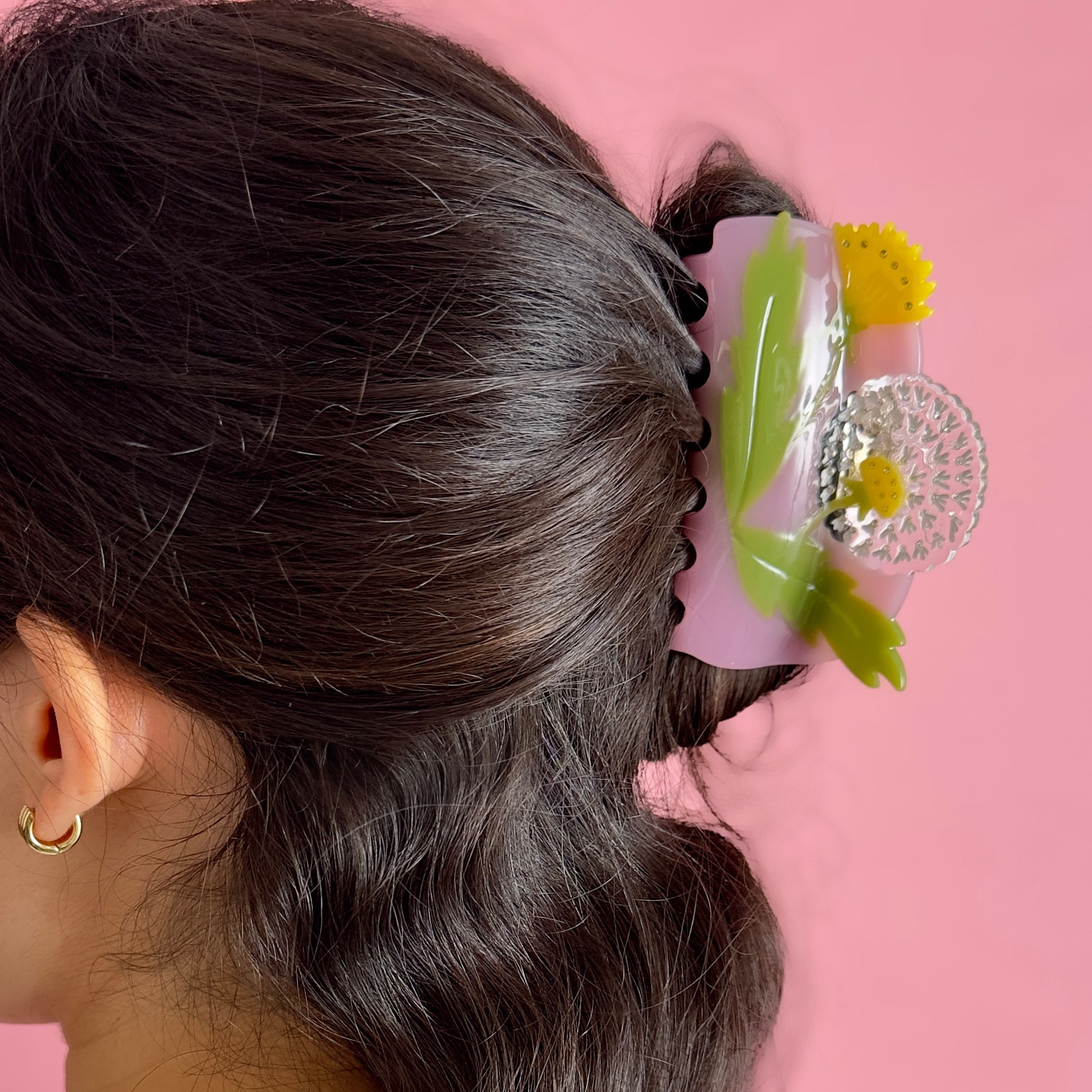Exquisite dandelion hair claw on pink, green and yellow, with little crystals from Centinelle. Handmade on cellulose acetate, with splice technique, exquisite miniature details and crystals, that are tied directly to its value and make them unique and special. 