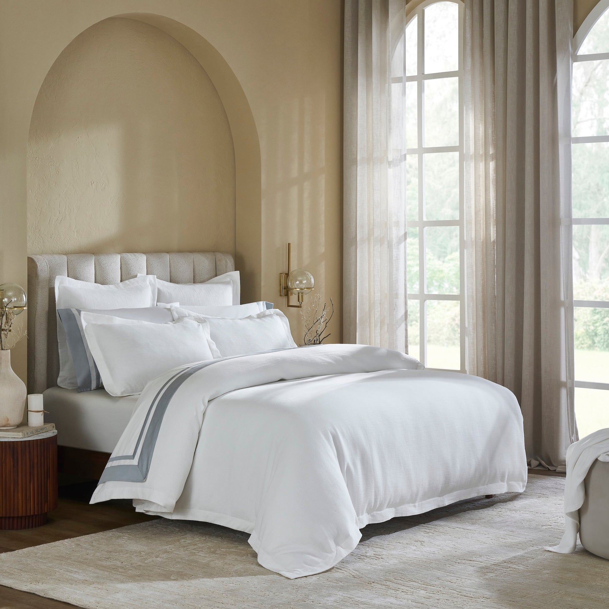 DT-067-9092_2|Luxurious white duvet cover with chic grey stripe accent, elevating bedroom elegance with modern, sophisticated hotel-style bedding.