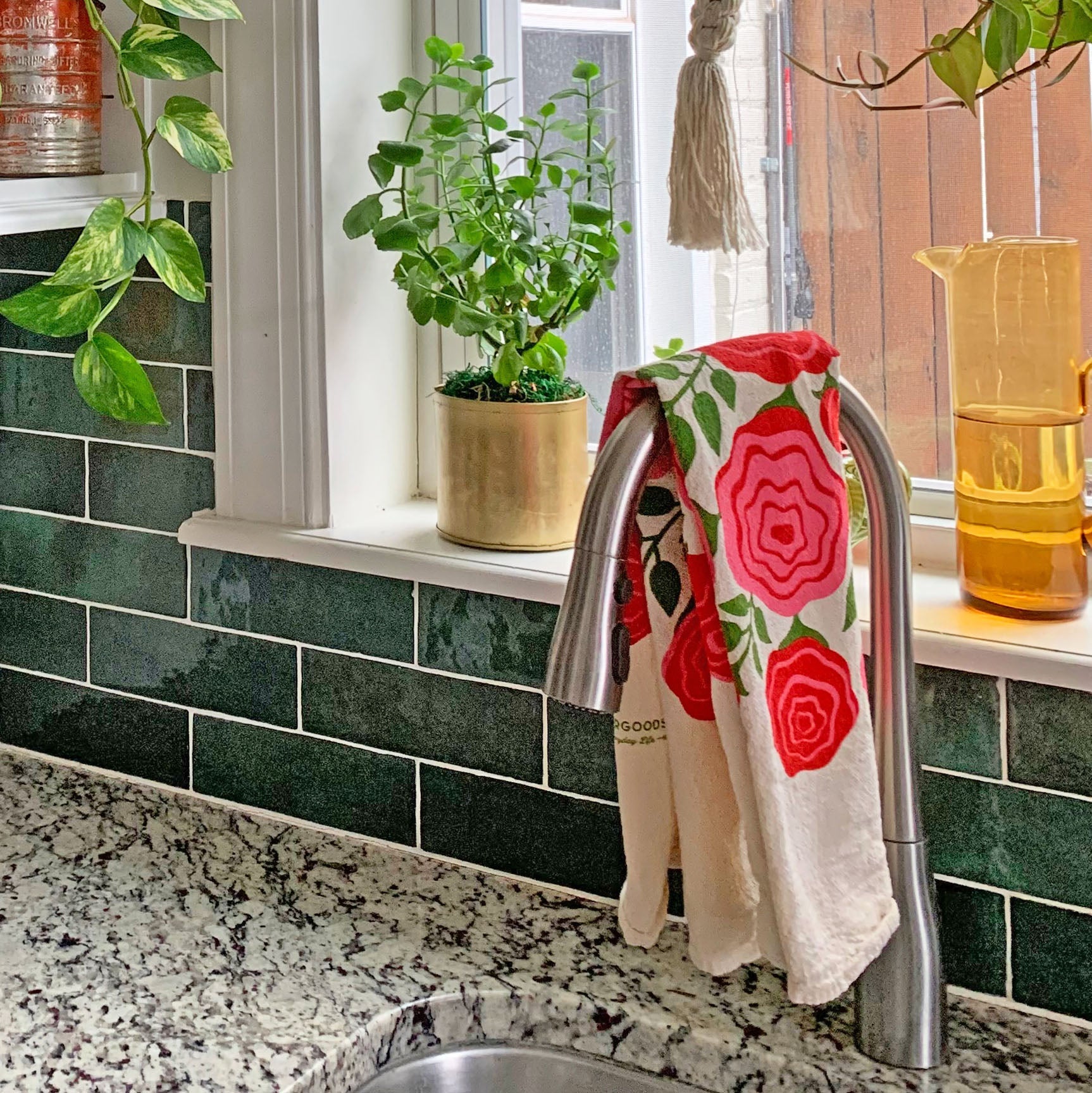 Cotton dish towel with roses design