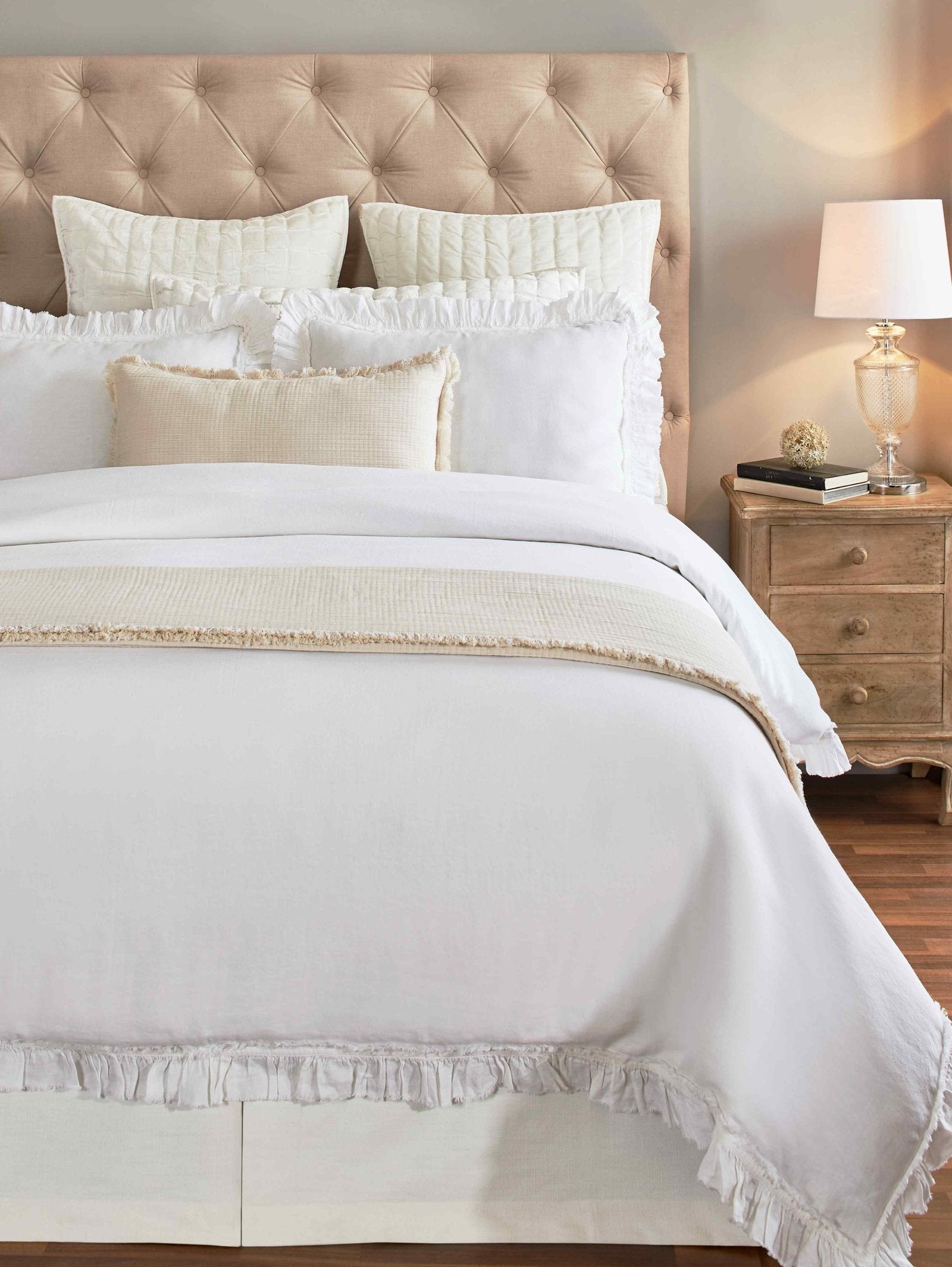 DT-017-10692_2|Soft white duvet cover with charming ruffled edge detailing, offering a romantic and elegant farmhouse bedroom style.