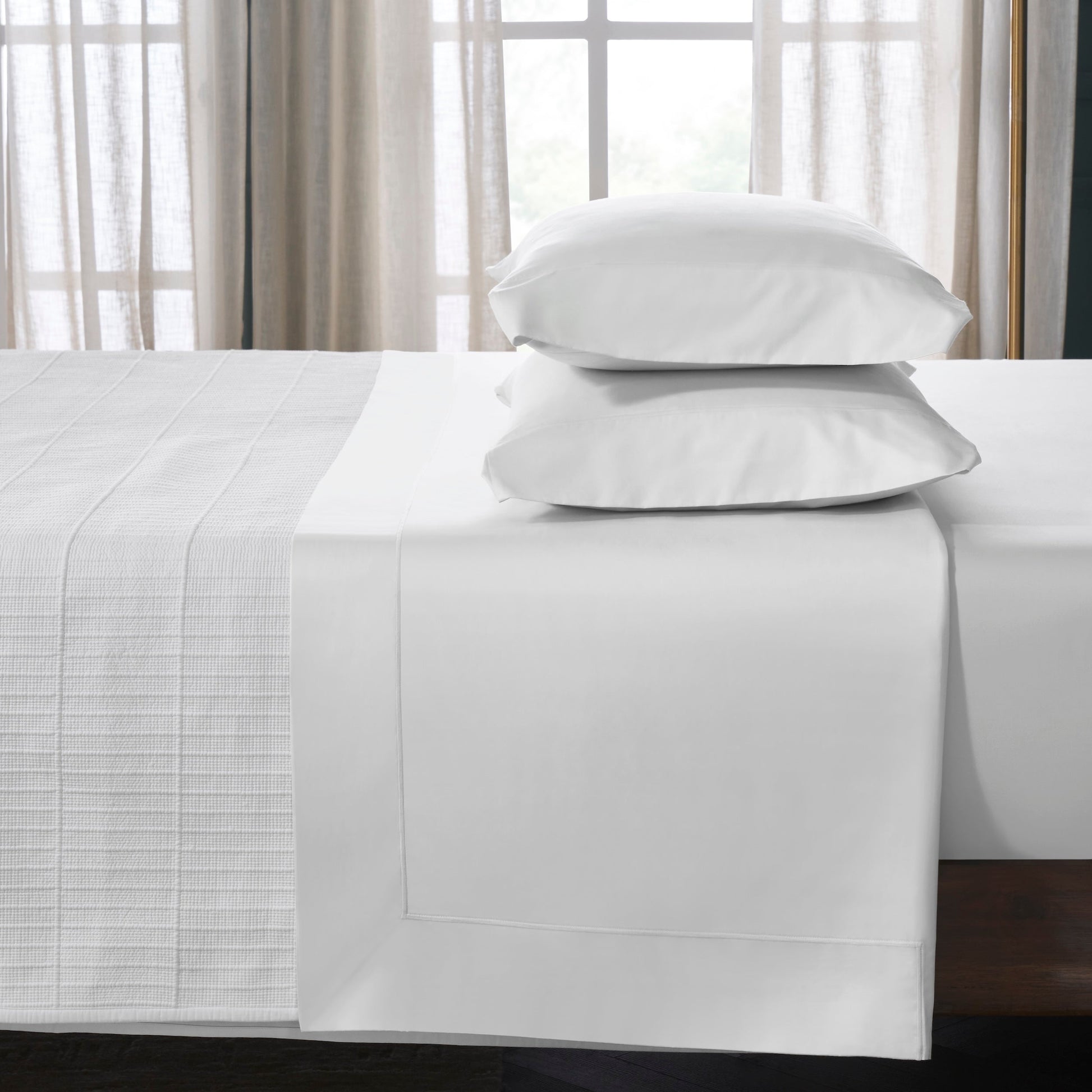 AKP-546-2040_3|Two standard white 100% cotton sateen weave pillowcases and a matching plain flat sheet set.