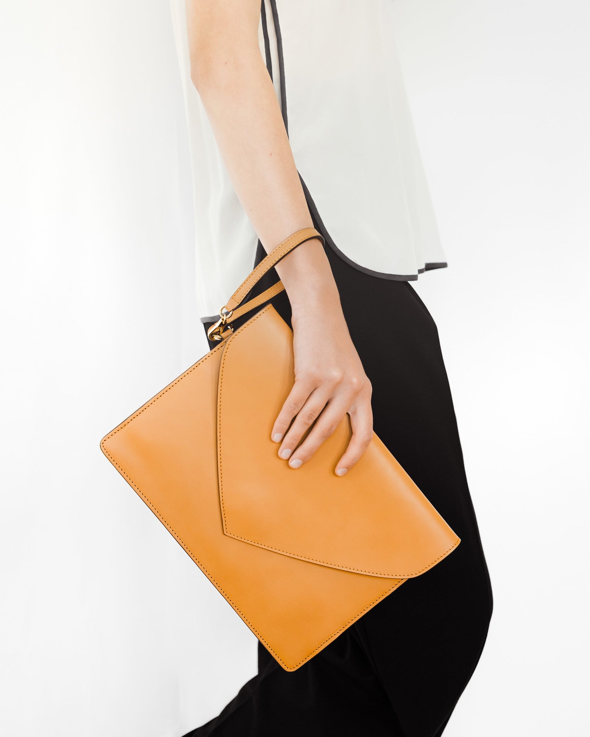 MODHER Envelope Clutch in Naturale vegetable tanned leather#color_naturale