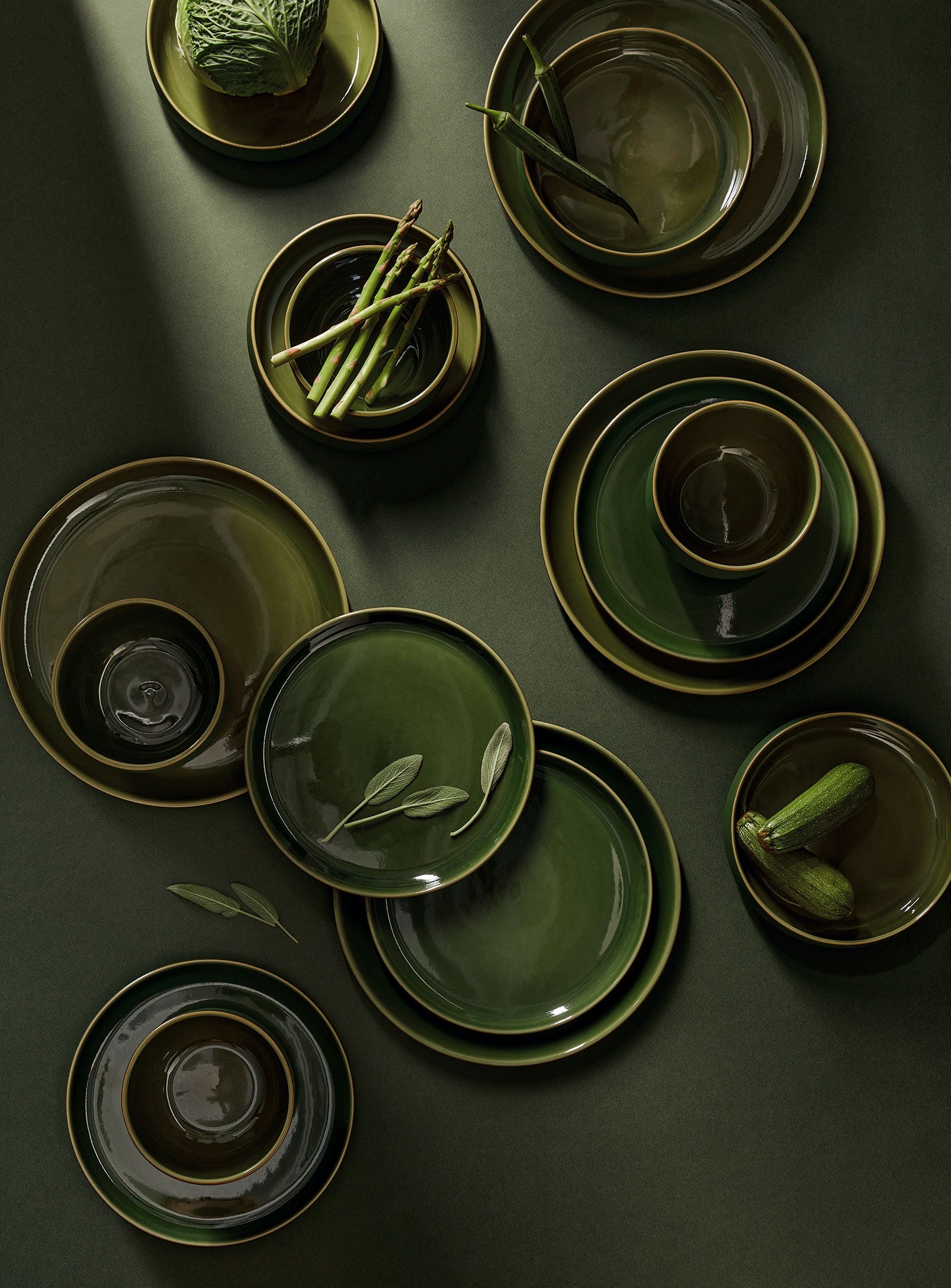 handmade, artisan made, matte green/glazed green, matte finish, plate, dinner plate, flat plate, assiette plate, assiette à diner, vert mat/vert brillant, artisan made fait à la main, arisanal, intemporel, design, EDAN, gharyan stoneware, ethically made, ethique, fair trade, commerce équitable, dinnerware, service de vaisselle, dinner set, dinnerware set, le gourmand, ensemble de vaissellelle