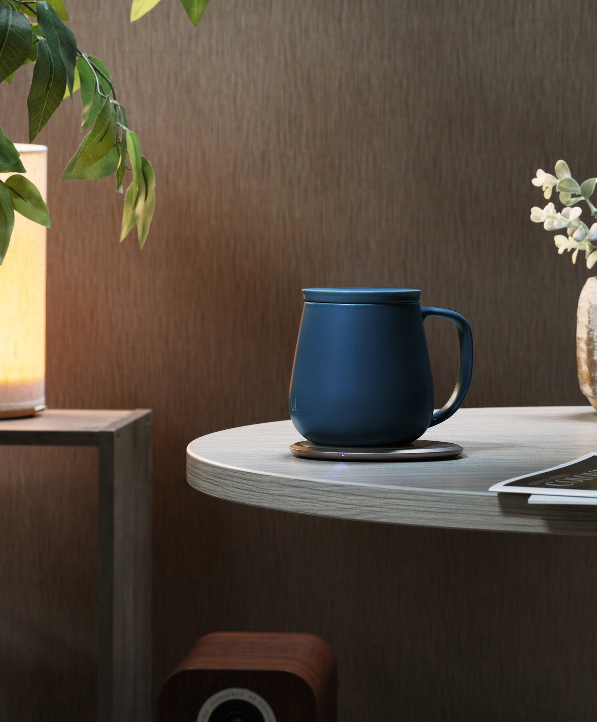 Ui+ self-heating ceramic mug set 18 fl oz / 532 mL in Deep Navy with lid charging on OHOM Pad 3