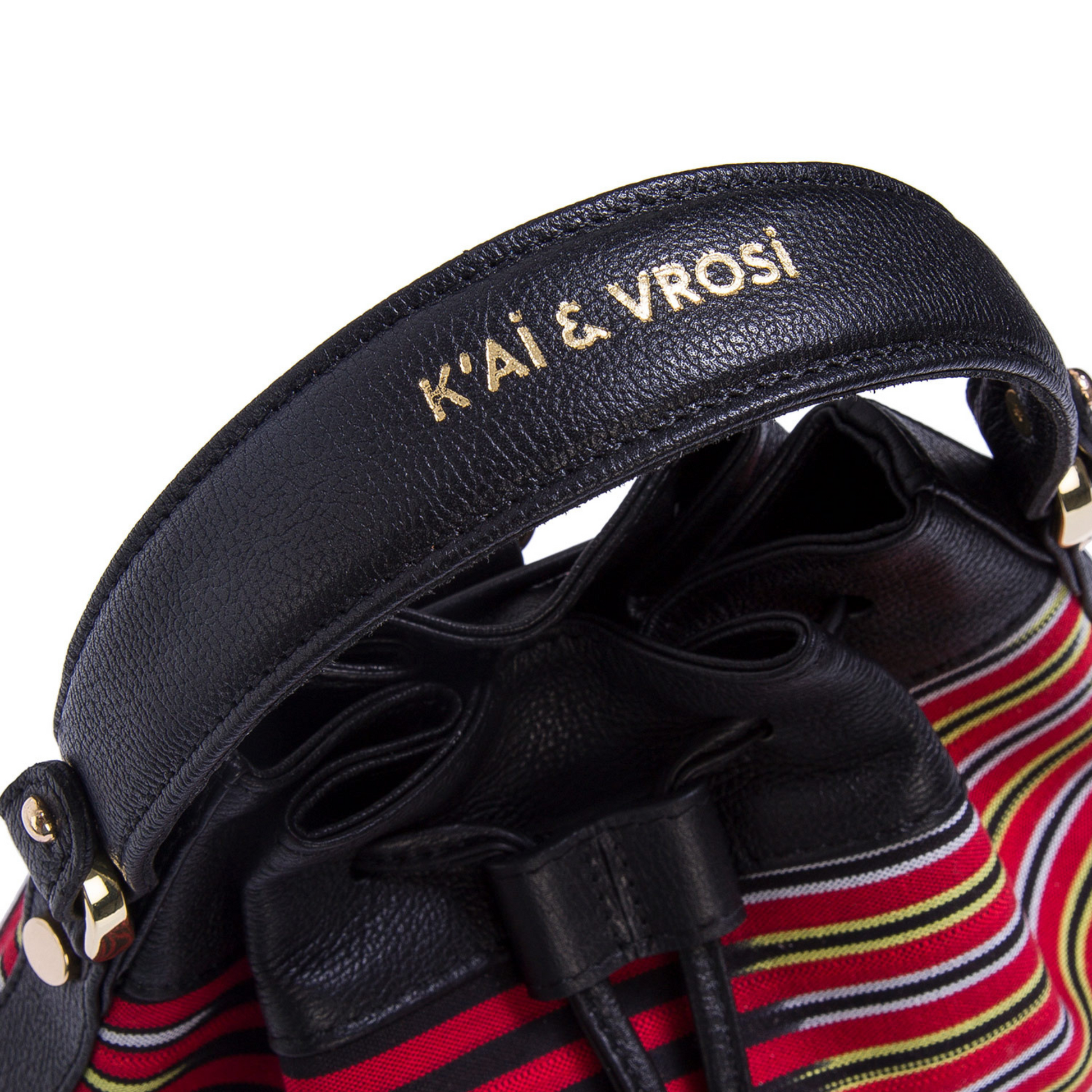 Kuz model. Handwoven fabric on the body and genuine leather detailings. Worn in three ways: hand, shoulder and backpack bag. 